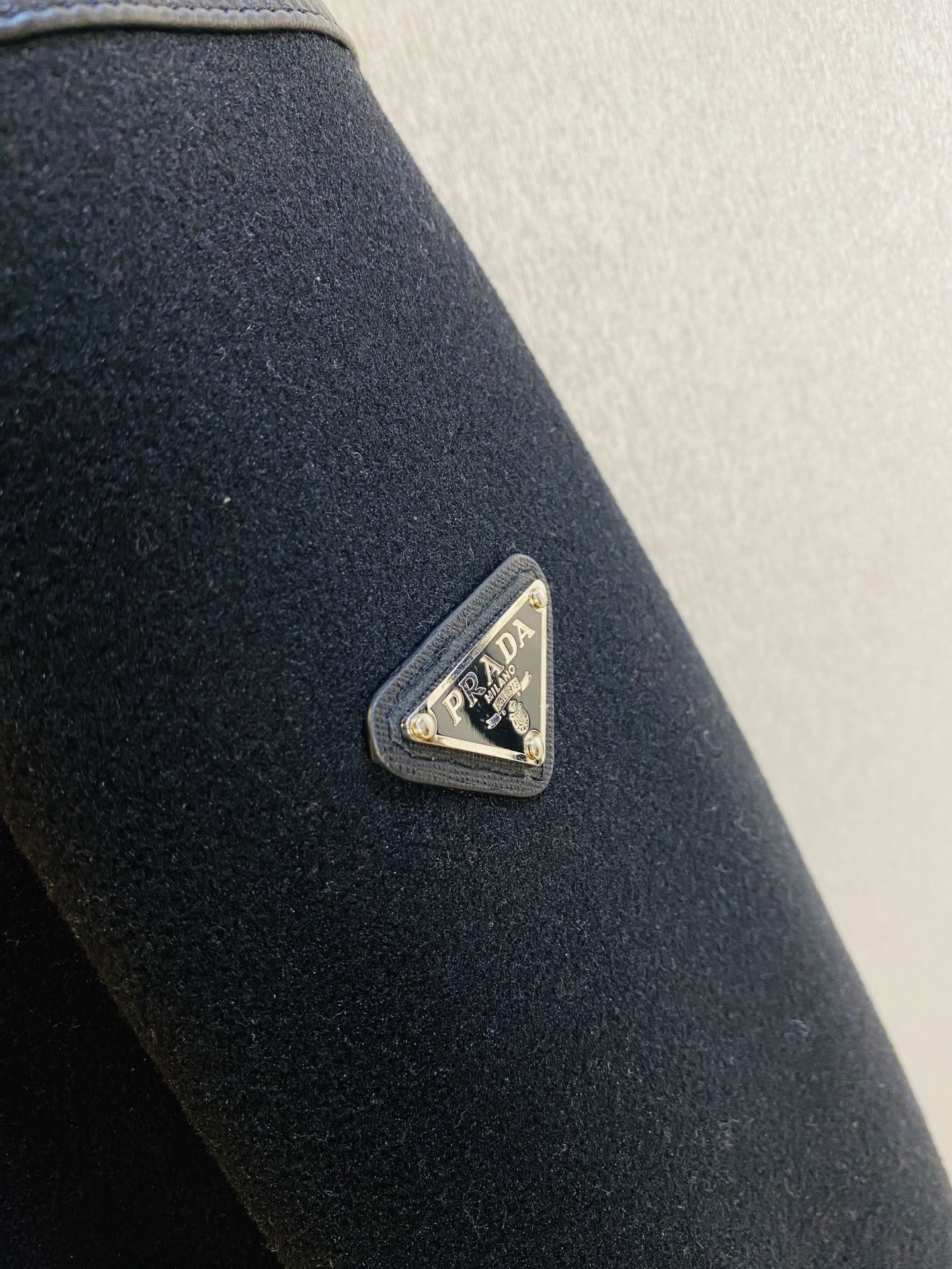 真皮皮衣！P610 官网原单货 可穿200斤🔥普拉达Prada 2025冬款！新款绵羊皮皮衣棉衣棉服外套 绵羊皮拼接羊毛！
⚠高版本⚠高品质 ⚠原版面料⚠网红明星同款

开模定制五金辅料  感非常舒服  超级百搭好看的一款外套
非市场普通版本 随意对比 品质绝对保证
颜色：图色
尺码：M-3XL（175/130斤穿M）