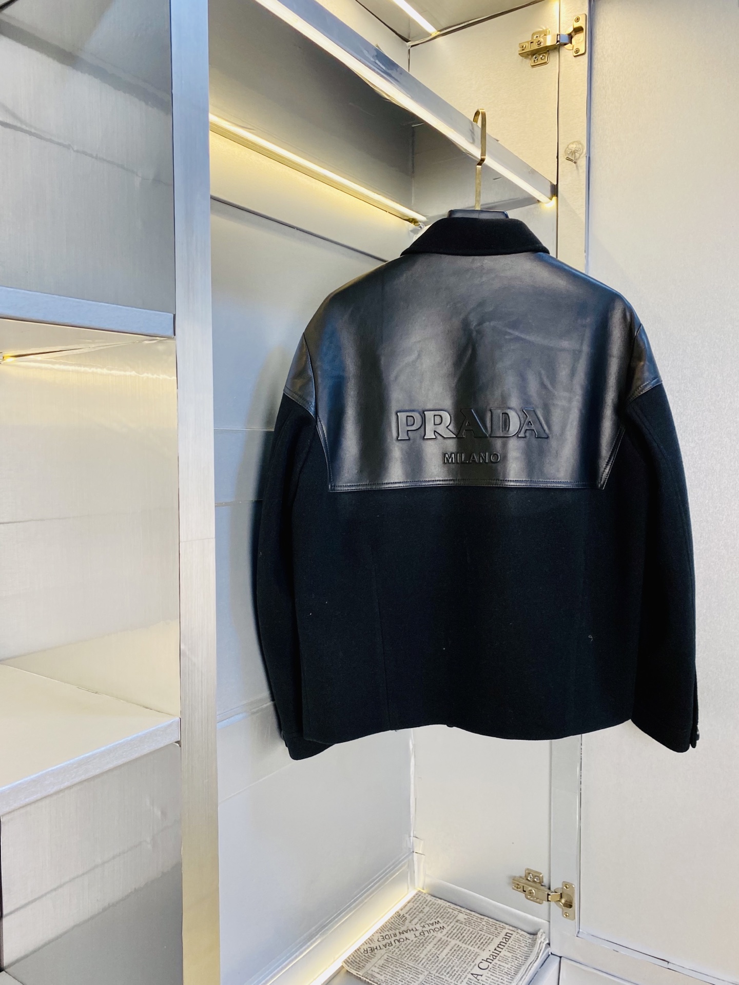 真皮皮衣！P610 官网原单货 可穿200斤🔥普拉达Prada 2025冬款！新款绵羊皮皮衣棉衣棉服外套 绵羊皮拼接羊毛！
⚠高版本⚠高品质 ⚠原版面料⚠网红明星同款

开模定制五金辅料  感非常舒服  超级百搭好看的一款外套
非市场普通版本 随意对比 品质绝对保证
颜色：图色
尺码：M-3XL（175/130斤穿M）