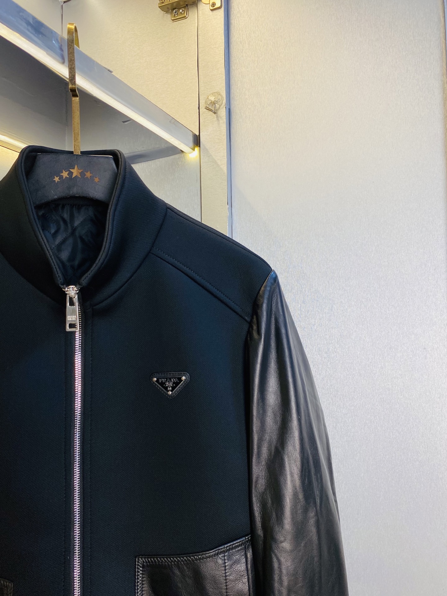 真皮皮衣！P450 官网原单货 可穿200斤🔥普拉达Prada 2025冬款！新款绵羊皮皮衣棉衣棉服外套
⚠高版本⚠高品质 ⚠原版面料⚠网红明星同款

开模定制五金辅料  感非常舒服  超级百搭好看的一款外套
非市场普通版本 随意对比 品质绝对保证
颜色：图色
尺码：M-3XL（175/130斤穿M）