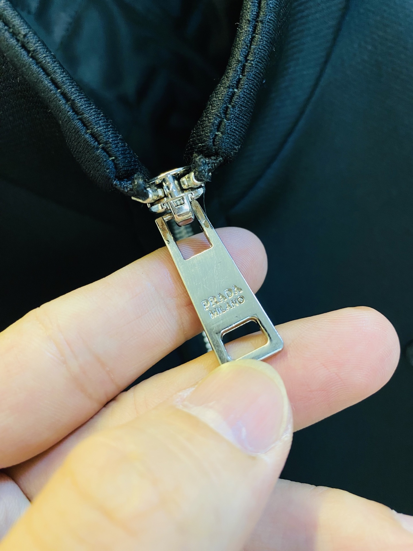 真皮皮衣！P450 官网原单货 可穿200斤🔥普拉达Prada 2025冬款！新款绵羊皮皮衣棉衣棉服外套
⚠高版本⚠高品质 ⚠原版面料⚠网红明星同款

开模定制五金辅料  感非常舒服  超级百搭好看的一款外套
非市场普通版本 随意对比 品质绝对保证
颜色：图色
尺码：M-3XL（175/130斤穿M）