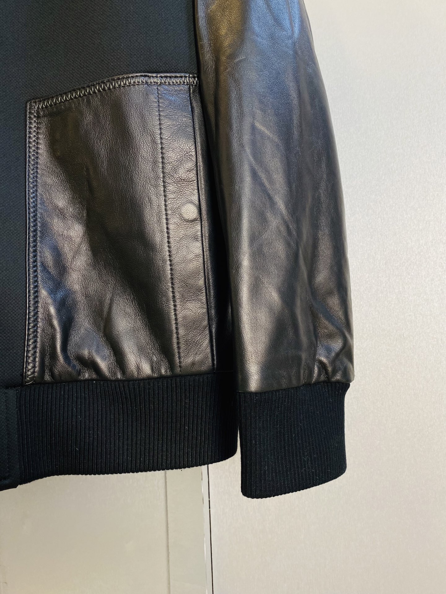 真皮皮衣！P450 官网原单货 可穿200斤🔥普拉达Prada 2025冬款！新款绵羊皮皮衣棉衣棉服外套
⚠高版本⚠高品质 ⚠原版面料⚠网红明星同款

开模定制五金辅料  感非常舒服  超级百搭好看的一款外套
非市场普通版本 随意对比 品质绝对保证
颜色：图色
尺码：M-3XL（175/130斤穿M）