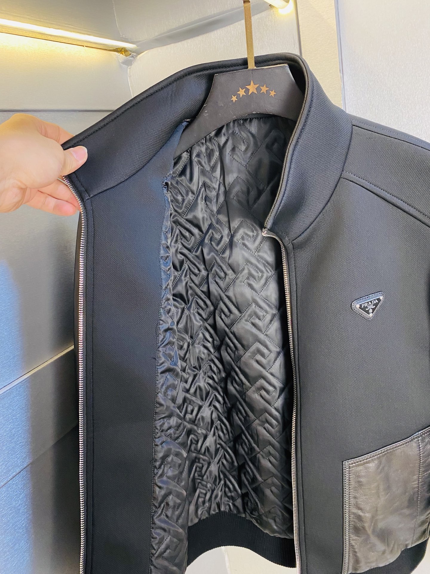 真皮皮衣！P450 官网原单货 可穿200斤🔥普拉达Prada 2025冬款！新款绵羊皮皮衣棉衣棉服外套
⚠高版本⚠高品质 ⚠原版面料⚠网红明星同款

开模定制五金辅料  感非常舒服  超级百搭好看的一款外套
非市场普通版本 随意对比 品质绝对保证
颜色：图色
尺码：M-3XL（175/130斤穿M）