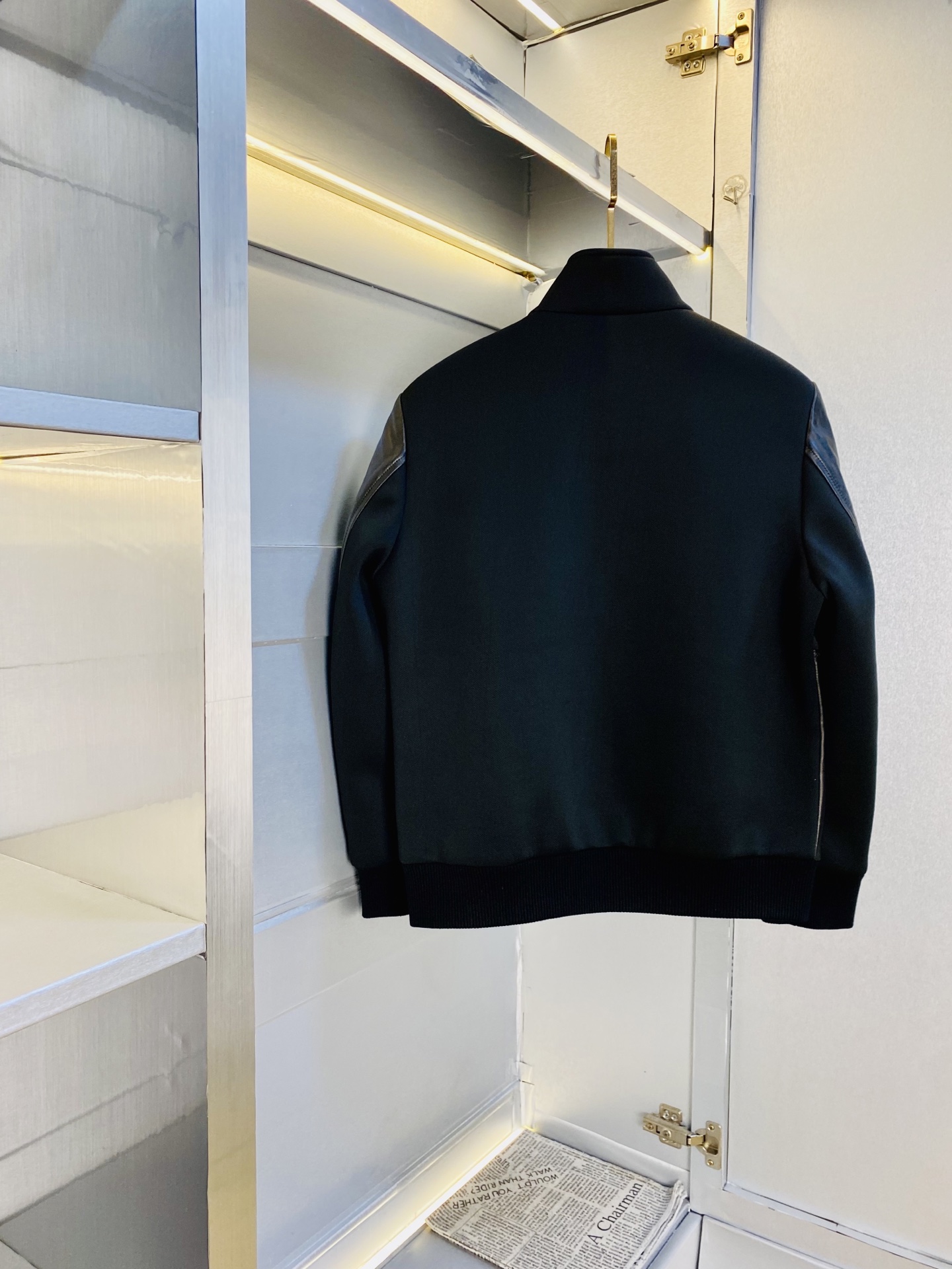 真皮皮衣！P450 官网原单货 可穿200斤🔥普拉达Prada 2025冬款！新款绵羊皮皮衣棉衣棉服外套
⚠高版本⚠高品质 ⚠原版面料⚠网红明星同款

开模定制五金辅料  感非常舒服  超级百搭好看的一款外套
非市场普通版本 随意对比 品质绝对保证
颜色：图色
尺码：M-3XL（175/130斤穿M）