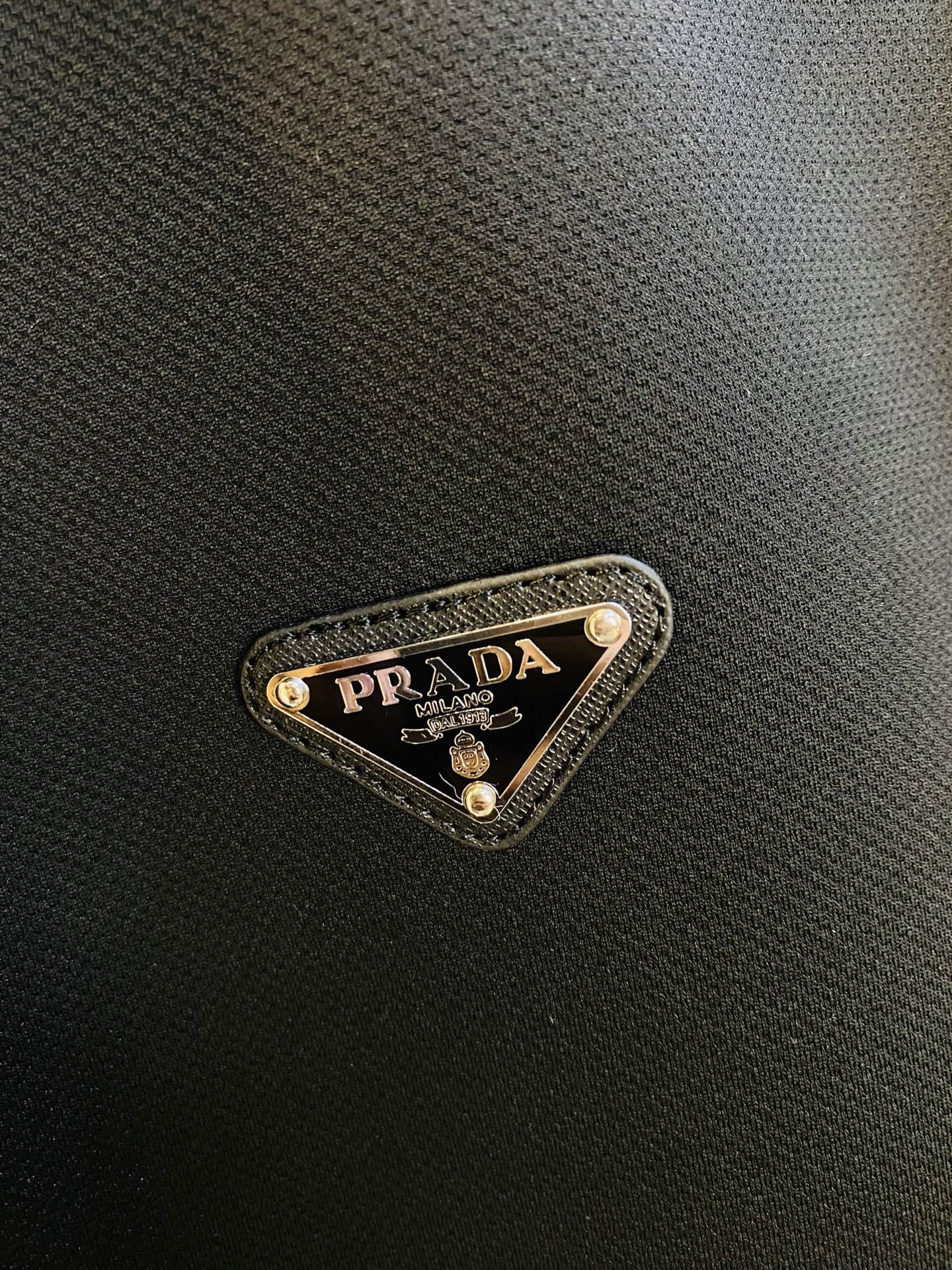 真皮皮衣！P450 官网原单货 可穿200斤🔥普拉达Prada 2025冬款！新款绵羊皮皮衣棉衣棉服外套
⚠高版本⚠高品质 ⚠原版面料⚠网红明星同款

开模定制五金辅料  感非常舒服  超级百搭好看的一款外套
非市场普通版本 随意对比 品质绝对保证
颜色：图色
尺码：M-3XL（175/130斤穿M）