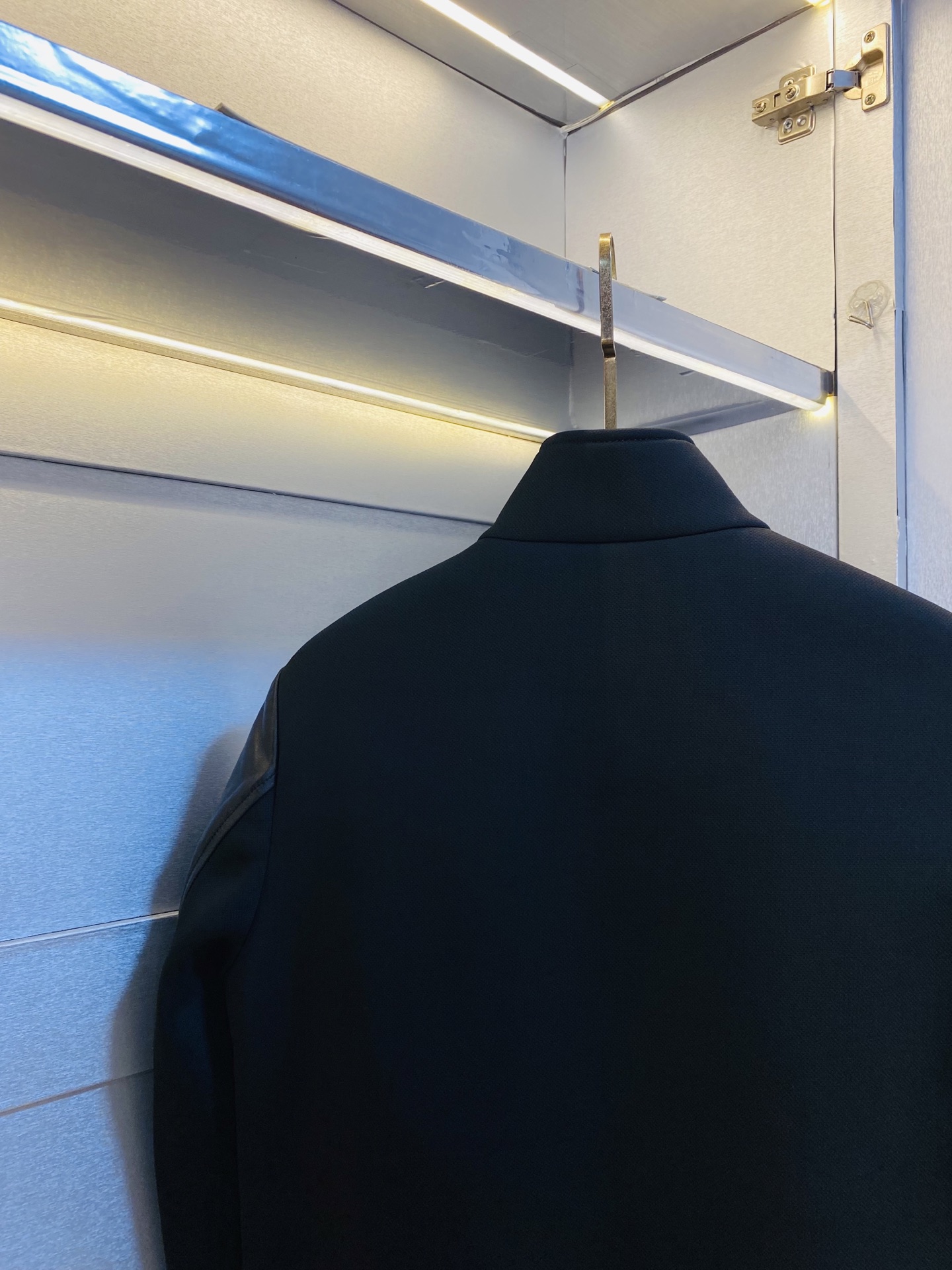 真皮皮衣！P450 官网原单货 可穿200斤🔥普拉达Prada 2025冬款！新款绵羊皮皮衣棉衣棉服外套
⚠高版本⚠高品质 ⚠原版面料⚠网红明星同款

开模定制五金辅料  感非常舒服  超级百搭好看的一款外套
非市场普通版本 随意对比 品质绝对保证
颜色：图色
尺码：M-3XL（175/130斤穿M）