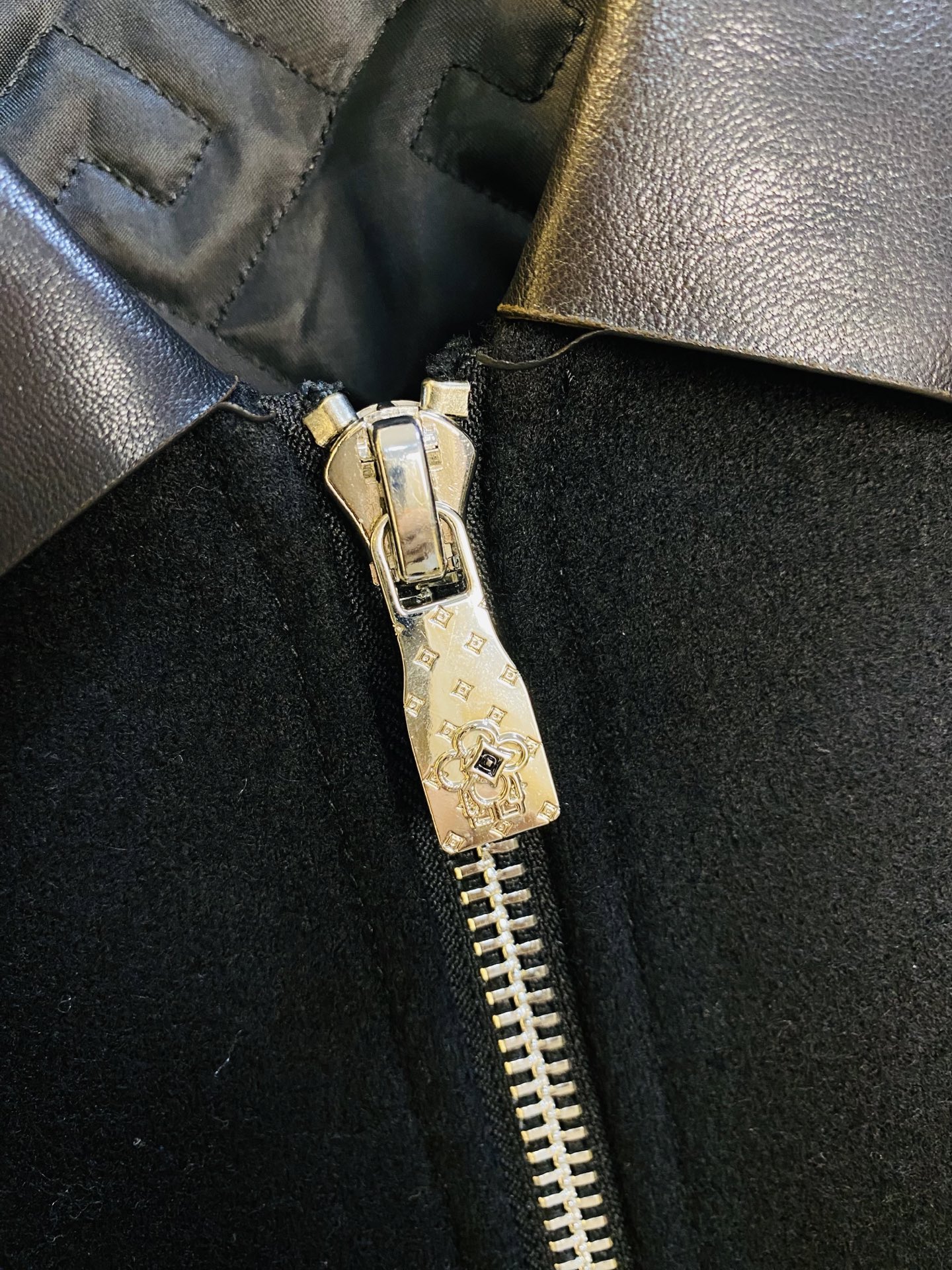 真皮皮衣！P450 官网原单货 可穿200斤🔥罗意威Loewe 2025冬款！新款绵羊皮皮衣棉衣棉服外套 绵羊皮拼接羊毛！
⚠高版本⚠高品质 ⚠原版面料⚠网红明星同款

开模定制五金辅料  感非常舒服  超级百搭好看的一款外套
非市场普通版本 随意对比 品质绝对保证
颜色：图色
尺码：S-XXL（175/130斤穿S）