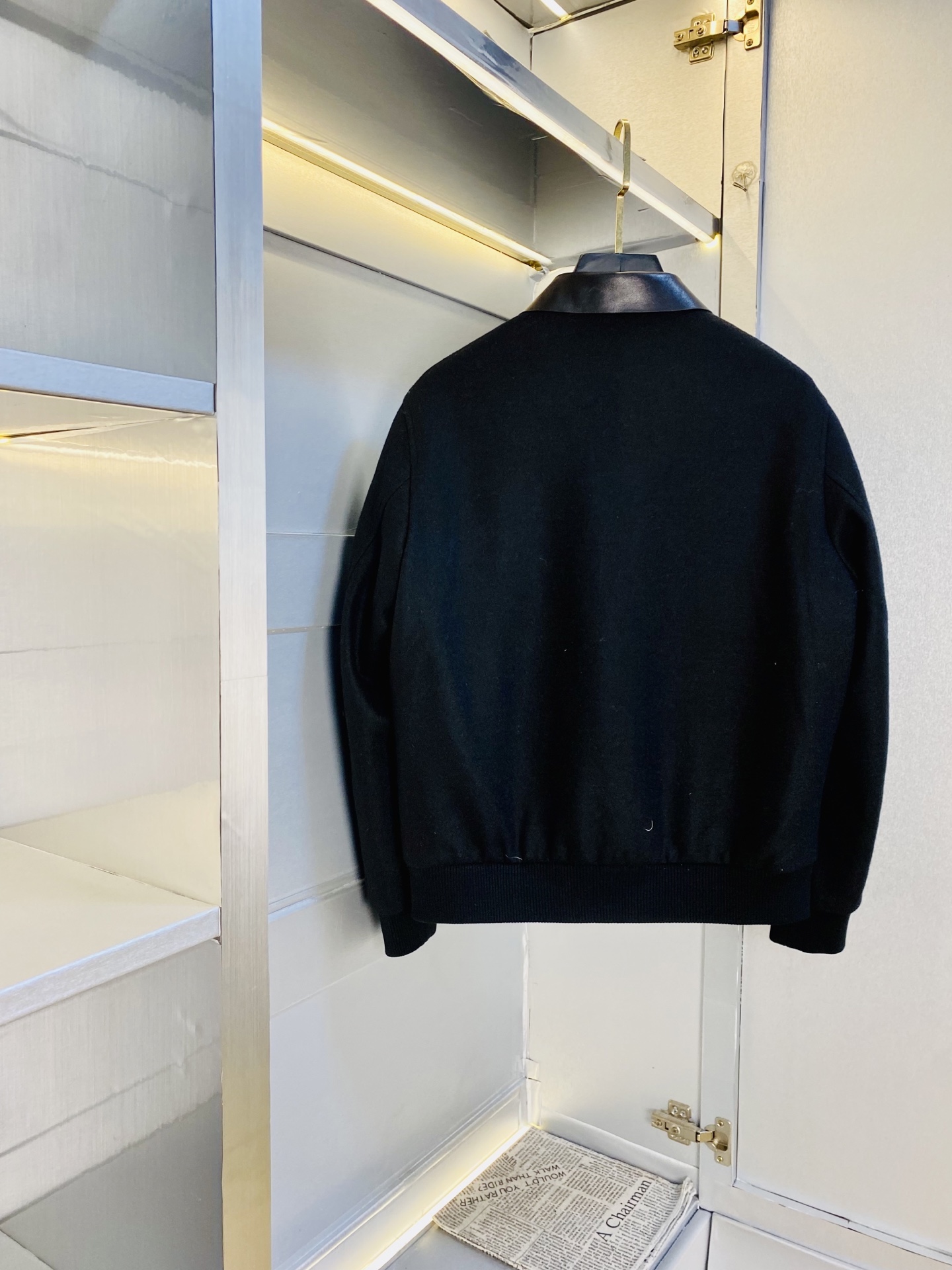 真皮皮衣！P450 官网原单货 可穿200斤🔥罗意威Loewe 2025冬款！新款绵羊皮皮衣棉衣棉服外套 绵羊皮拼接羊毛！
⚠高版本⚠高品质 ⚠原版面料⚠网红明星同款

开模定制五金辅料  感非常舒服  超级百搭好看的一款外套
非市场普通版本 随意对比 品质绝对保证
颜色：图色
尺码：S-XXL（175/130斤穿S）