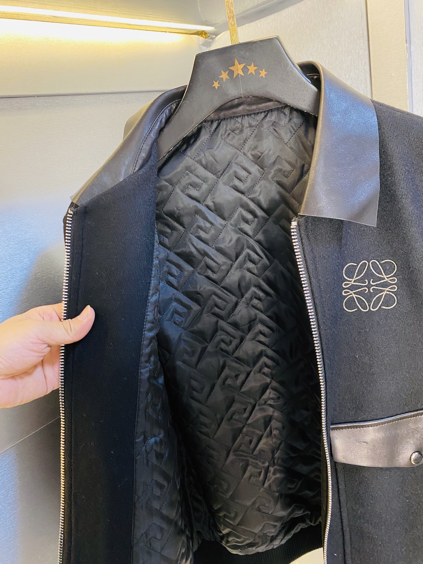 真皮皮衣！P450 官网原单货 可穿200斤🔥罗意威Loewe 2025冬款！新款绵羊皮皮衣棉衣棉服外套 绵羊皮拼接羊毛！
⚠高版本⚠高品质 ⚠原版面料⚠网红明星同款

开模定制五金辅料  感非常舒服  超级百搭好看的一款外套
非市场普通版本 随意对比 品质绝对保证
颜色：图色
尺码：S-XXL（175/130斤穿S）