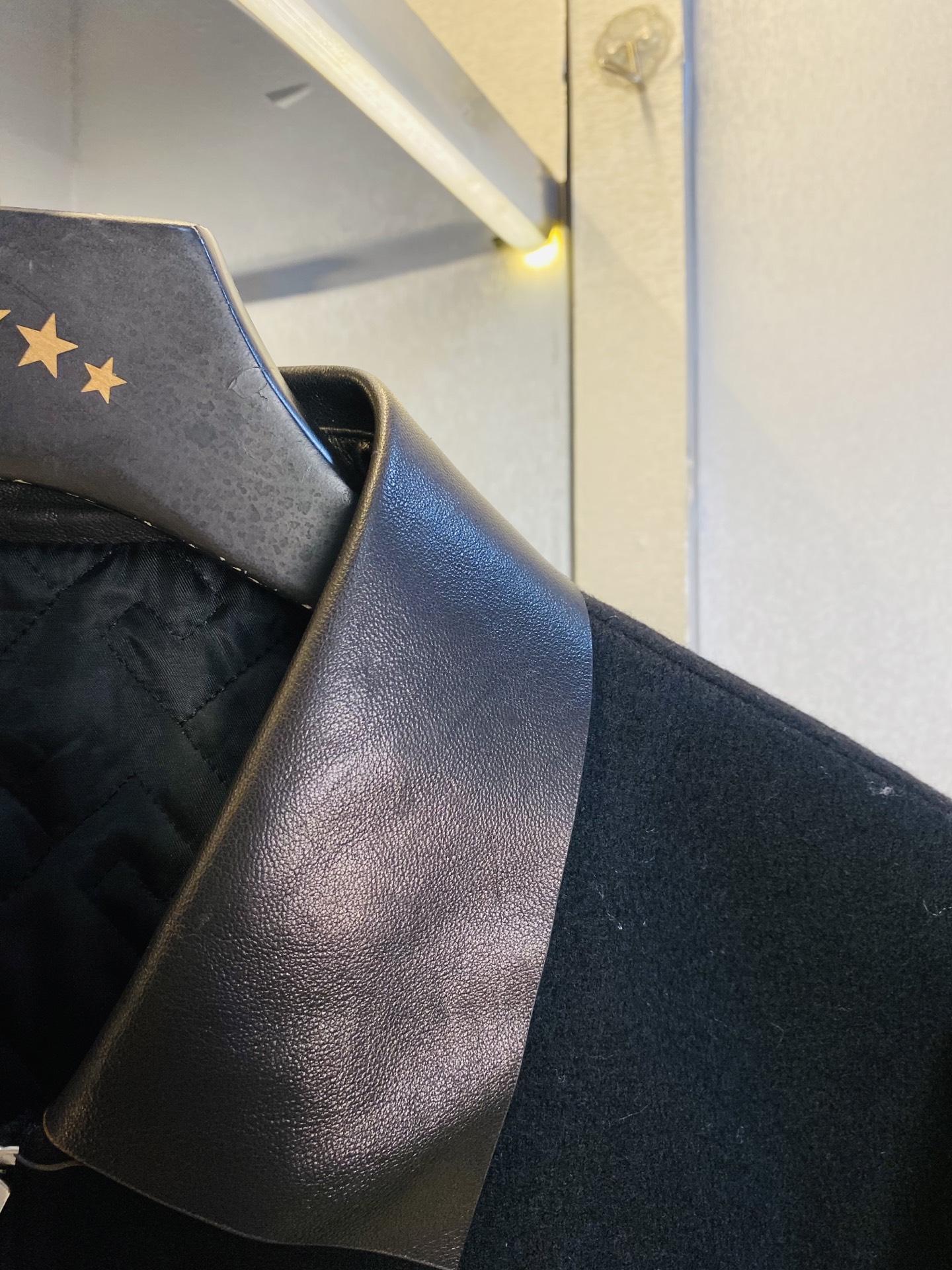 真皮皮衣！P450 官网原单货 可穿200斤🔥罗意威Loewe 2025冬款！新款绵羊皮皮衣棉衣棉服外套 绵羊皮拼接羊毛！
⚠高版本⚠高品质 ⚠原版面料⚠网红明星同款

开模定制五金辅料  感非常舒服  超级百搭好看的一款外套
非市场普通版本 随意对比 品质绝对保证
颜色：图色
尺码：S-XXL（175/130斤穿S）