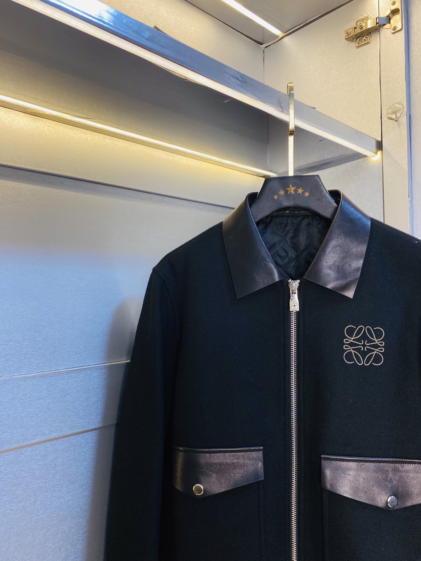 真皮皮衣！P450 官网原单货 可穿200斤🔥罗意威Loewe 2025冬款！新款绵羊皮皮衣棉衣棉服外套 绵羊皮拼接羊毛！
⚠高版本⚠高品质 ⚠原版面料⚠网红明星同款

开模定制五金辅料  感非常舒服  超级百搭好看的一款外套
非市场普通版本 随意对比 品质绝对保证
颜色：图色
尺码：S-XXL（175/130斤穿S）