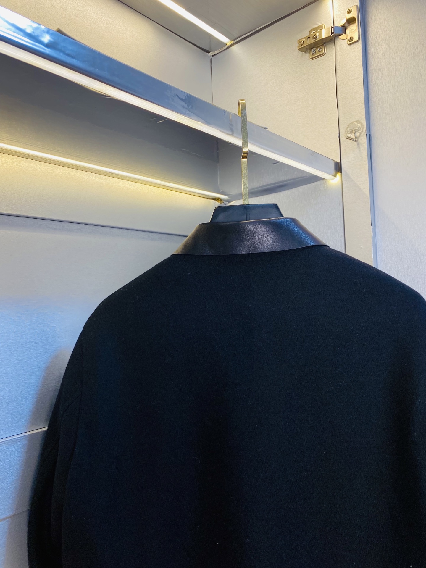 真皮皮衣！P450 官网原单货 可穿200斤🔥罗意威Loewe 2025冬款！新款绵羊皮皮衣棉衣棉服外套 绵羊皮拼接羊毛！
⚠高版本⚠高品质 ⚠原版面料⚠网红明星同款

开模定制五金辅料  感非常舒服  超级百搭好看的一款外套
非市场普通版本 随意对比 品质绝对保证
颜色：图色
尺码：S-XXL（175/130斤穿S）