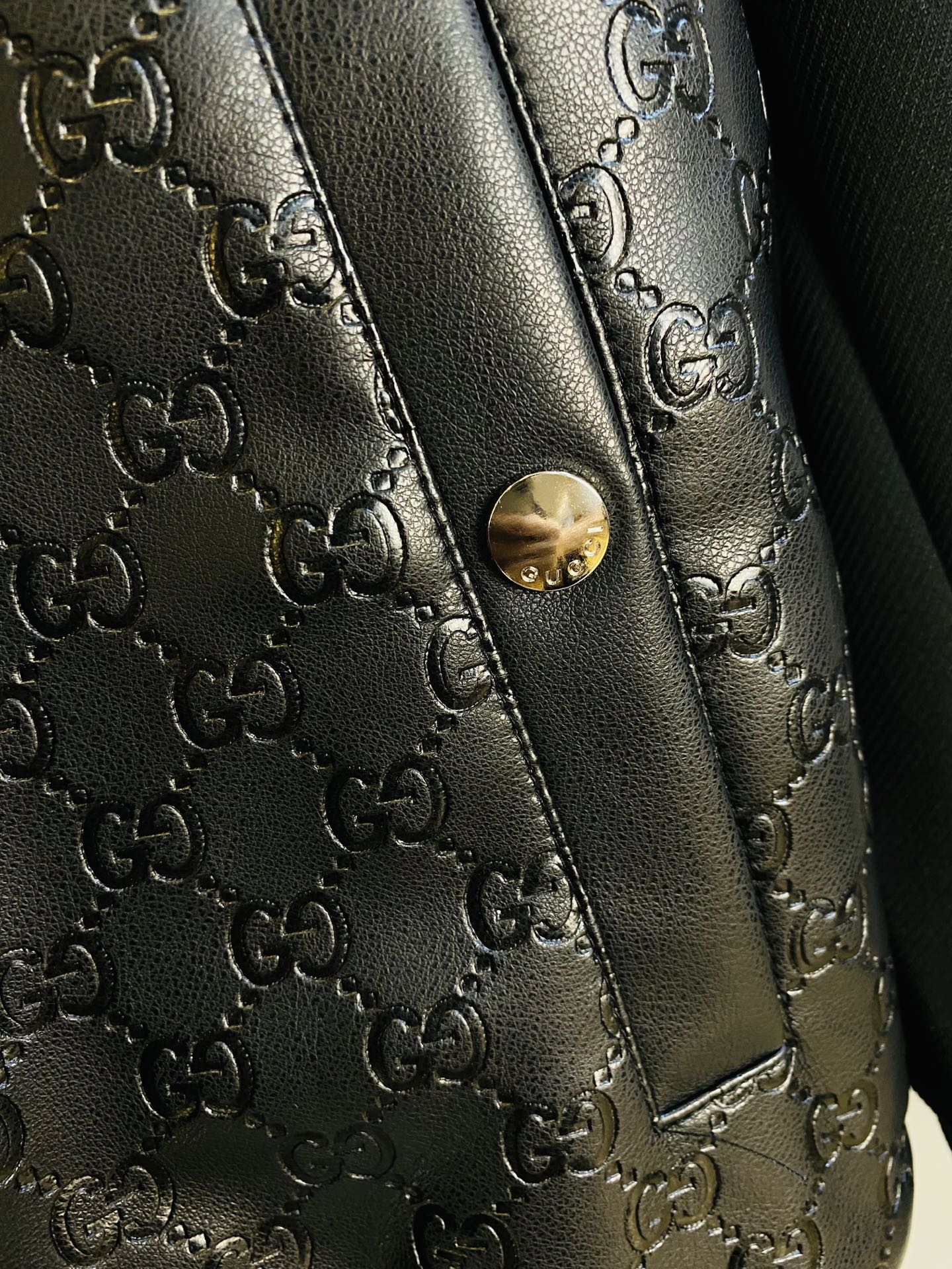 真皮皮衣！P450 官网原单货 可穿200斤🔥古奇Gucci 2025冬款！新款绵羊皮皮衣棉衣棉服外套 
⚠高版本⚠高品质 ⚠原版面料⚠网红明星同款

开模定制五金辅料  感非常舒服  超级百搭好看的一款外套
非市场普通版本 随意对比 品质绝对保证
颜色：图色
尺码：S-XXL（175/130斤穿S）