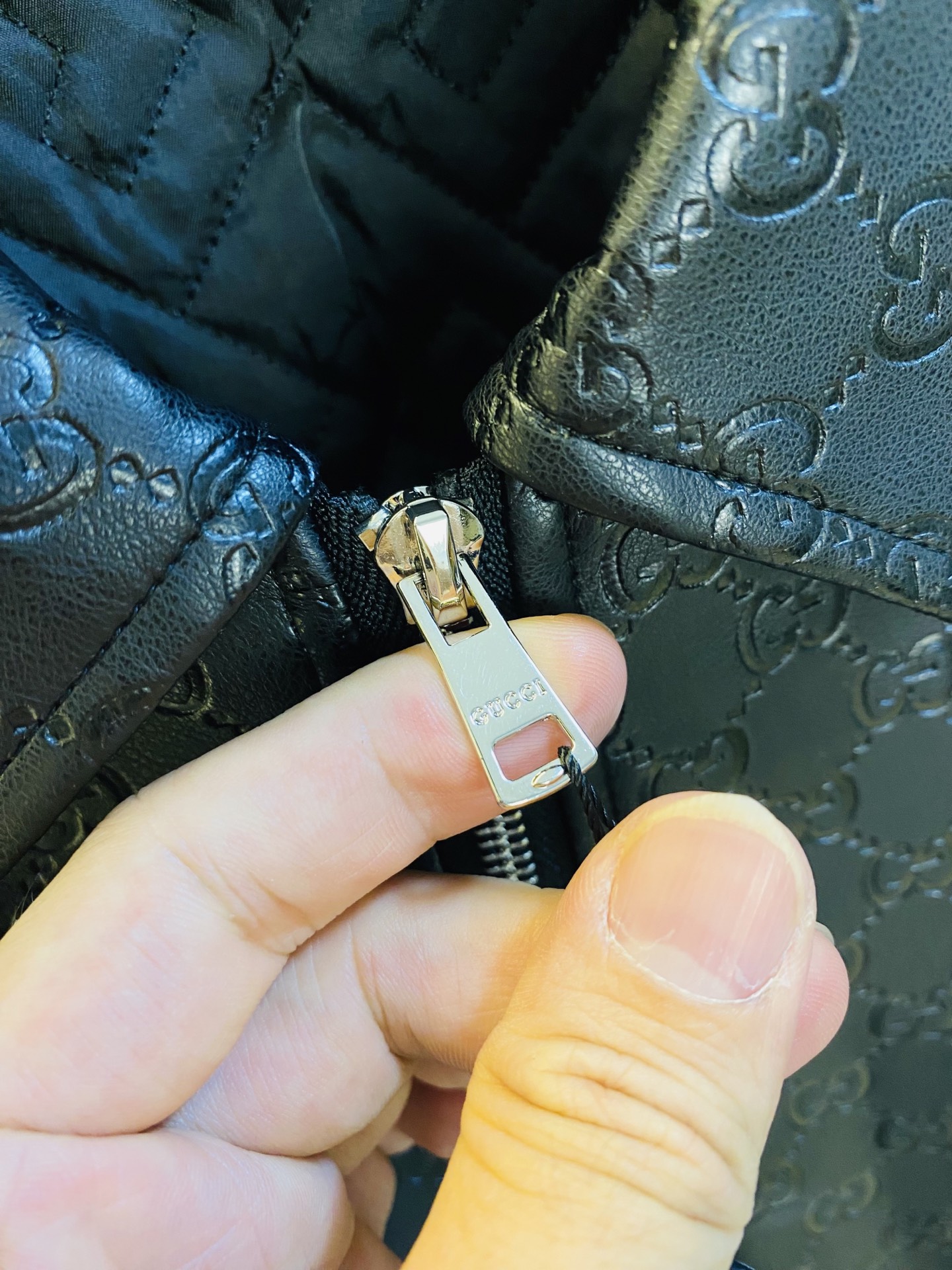 真皮皮衣！P450 官网原单货 可穿200斤🔥古奇Gucci 2025冬款！新款绵羊皮皮衣棉衣棉服外套 
⚠高版本⚠高品质 ⚠原版面料⚠网红明星同款

开模定制五金辅料  感非常舒服  超级百搭好看的一款外套
非市场普通版本 随意对比 品质绝对保证
颜色：图色
尺码：S-XXL（175/130斤穿S）