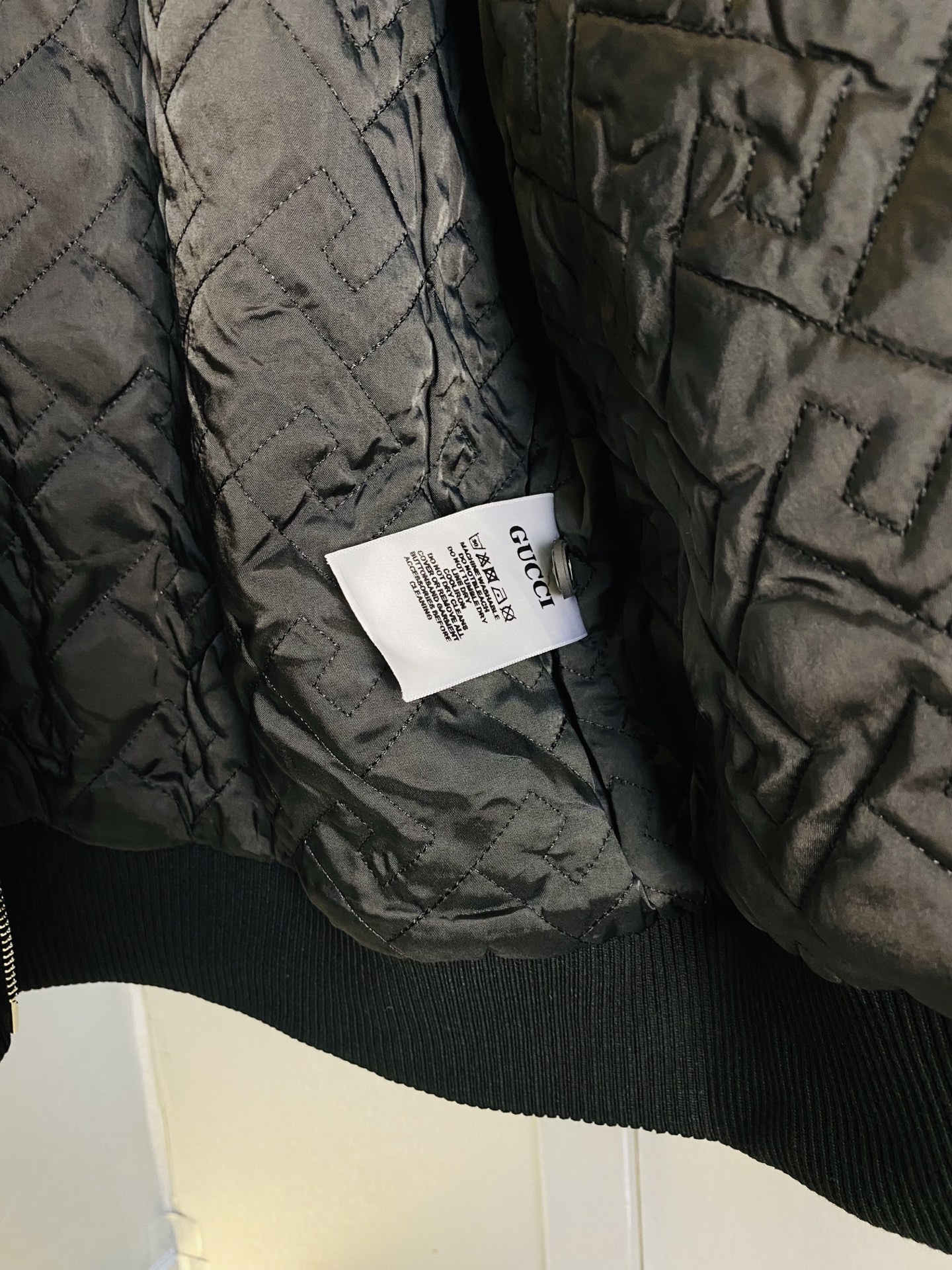 真皮皮衣！P450 官网原单货 可穿200斤🔥古奇Gucci 2025冬款！新款绵羊皮皮衣棉衣棉服外套 
⚠高版本⚠高品质 ⚠原版面料⚠网红明星同款

开模定制五金辅料  感非常舒服  超级百搭好看的一款外套
非市场普通版本 随意对比 品质绝对保证
颜色：图色
尺码：S-XXL（175/130斤穿S）