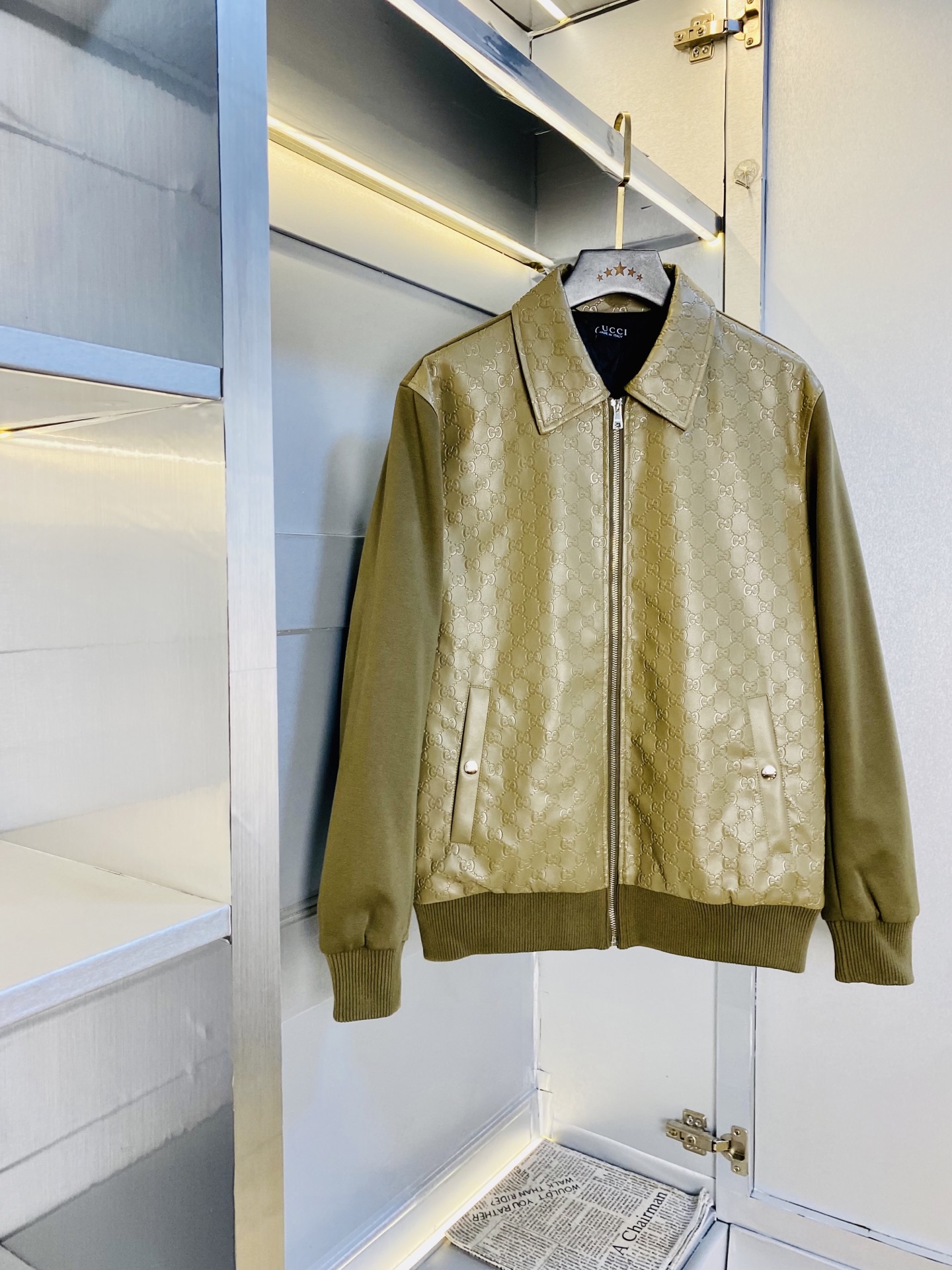 真皮皮衣！P450 官网原单货 可穿200斤🔥古奇Gucci 2025冬款！新款绵羊皮皮衣棉衣棉服外套 
⚠高版本⚠高品质 ⚠原版面料⚠网红明星同款

开模定制五金辅料  感非常舒服  超级百搭好看的一款外套
非市场普通版本 随意对比 品质绝对保证
颜色：图色
尺码：S-XXL（175/130斤穿S）