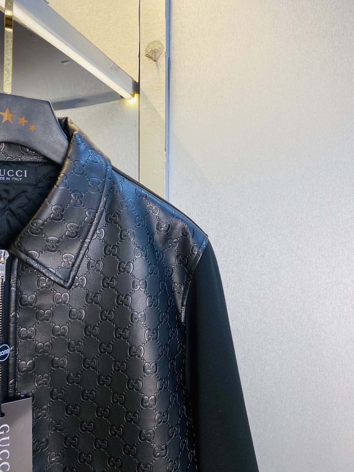 真皮皮衣！P450 官网原单货 可穿200斤🔥古奇Gucci 2025冬款！新款绵羊皮皮衣棉衣棉服外套 
⚠高版本⚠高品质 ⚠原版面料⚠网红明星同款

开模定制五金辅料  感非常舒服  超级百搭好看的一款外套
非市场普通版本 随意对比 品质绝对保证
颜色：图色
尺码：S-XXL（175/130斤穿S）