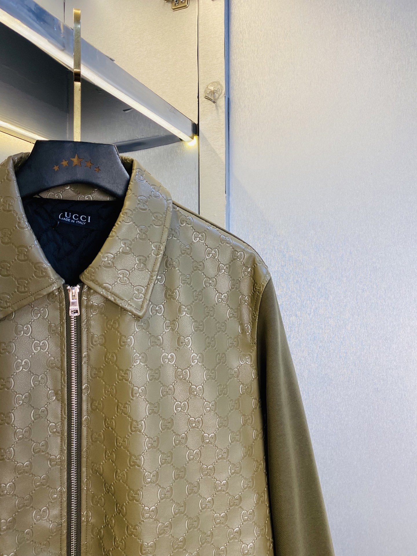 真皮皮衣！P450 官网原单货 可穿200斤🔥古奇Gucci 2025冬款！新款绵羊皮皮衣棉衣棉服外套 
⚠高版本⚠高品质 ⚠原版面料⚠网红明星同款

开模定制五金辅料  感非常舒服  超级百搭好看的一款外套
非市场普通版本 随意对比 品质绝对保证
颜色：图色
尺码：S-XXL（175/130斤穿S）