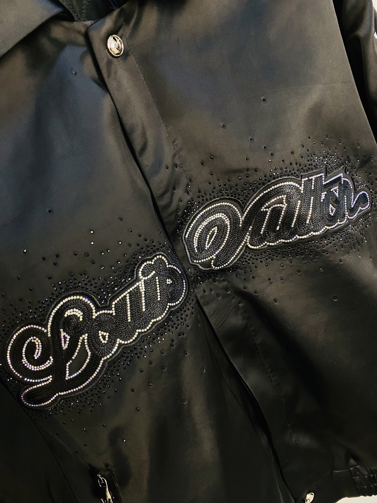 支持年后退换！ P400 官网原单货 可穿200斤🔥路易威登Lv 2025秋冬款！新款外套夹克防风衣棉衣棉服外套
⚠高版本⚠高品质 ⚠原版面料⚠网红明星同款
开模定制五金辅料  感非常舒服  超级百搭好看的一款外套
非市场普通版本 随意对比 品质绝对保证
颜色：图色
尺码：S-XXL（175/130斤穿S）