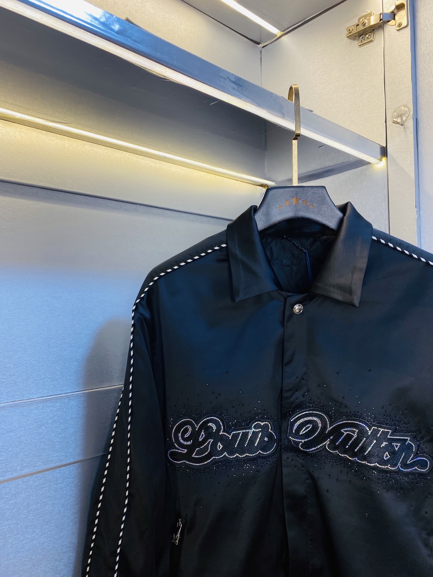 支持年后退换！ P400 官网原单货 可穿200斤🔥路易威登Lv 2025秋冬款！新款外套夹克防风衣棉衣棉服外套
⚠高版本⚠高品质 ⚠原版面料⚠网红明星同款
开模定制五金辅料  感非常舒服  超级百搭好看的一款外套
非市场普通版本 随意对比 品质绝对保证
颜色：图色
尺码：S-XXL（175/130斤穿S）