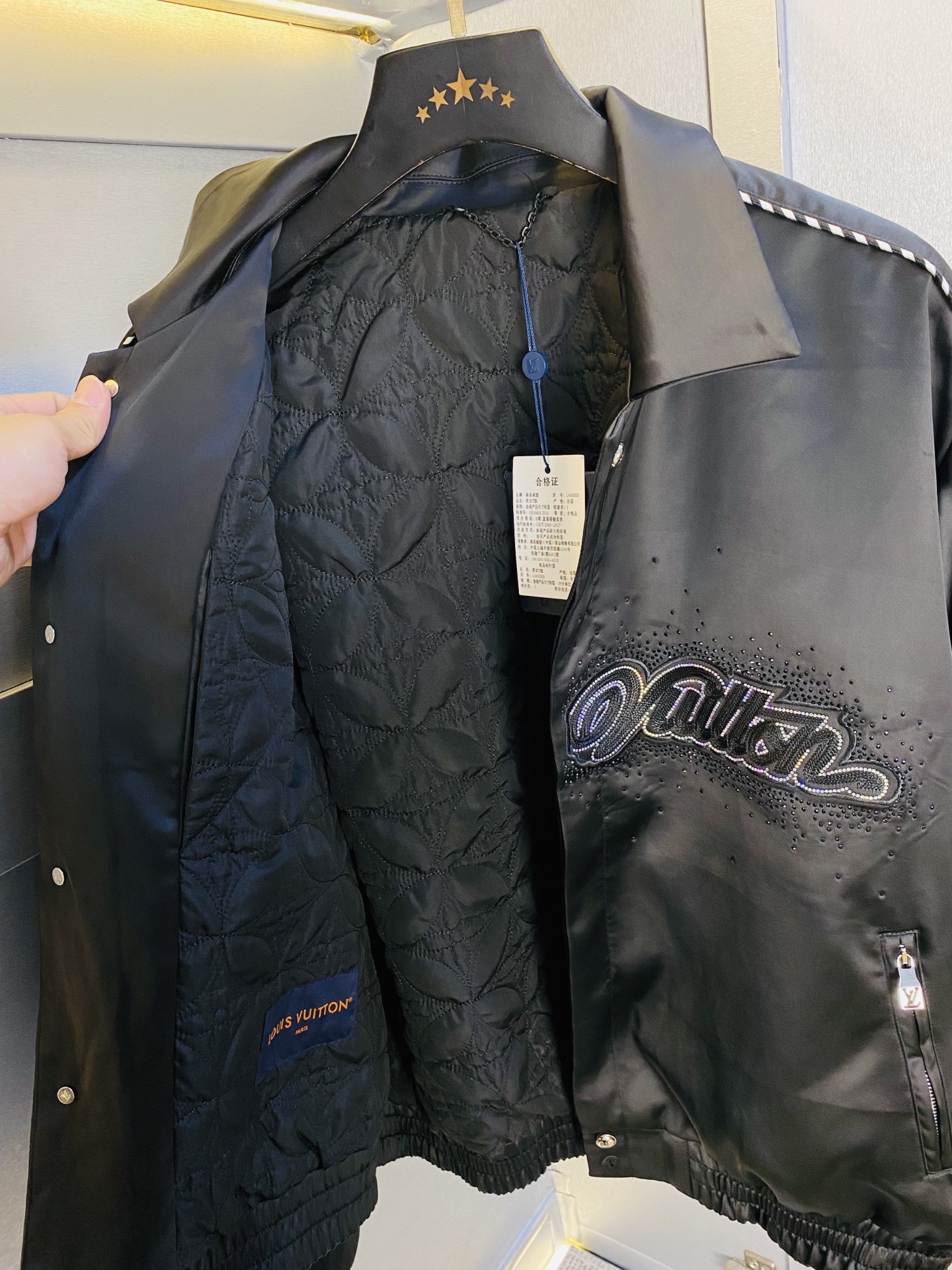 支持年后退换！ P400 官网原单货 可穿200斤🔥路易威登Lv 2025秋冬款！新款外套夹克防风衣棉衣棉服外套
⚠高版本⚠高品质 ⚠原版面料⚠网红明星同款
开模定制五金辅料  感非常舒服  超级百搭好看的一款外套
非市场普通版本 随意对比 品质绝对保证
颜色：图色
尺码：S-XXL（175/130斤穿S）