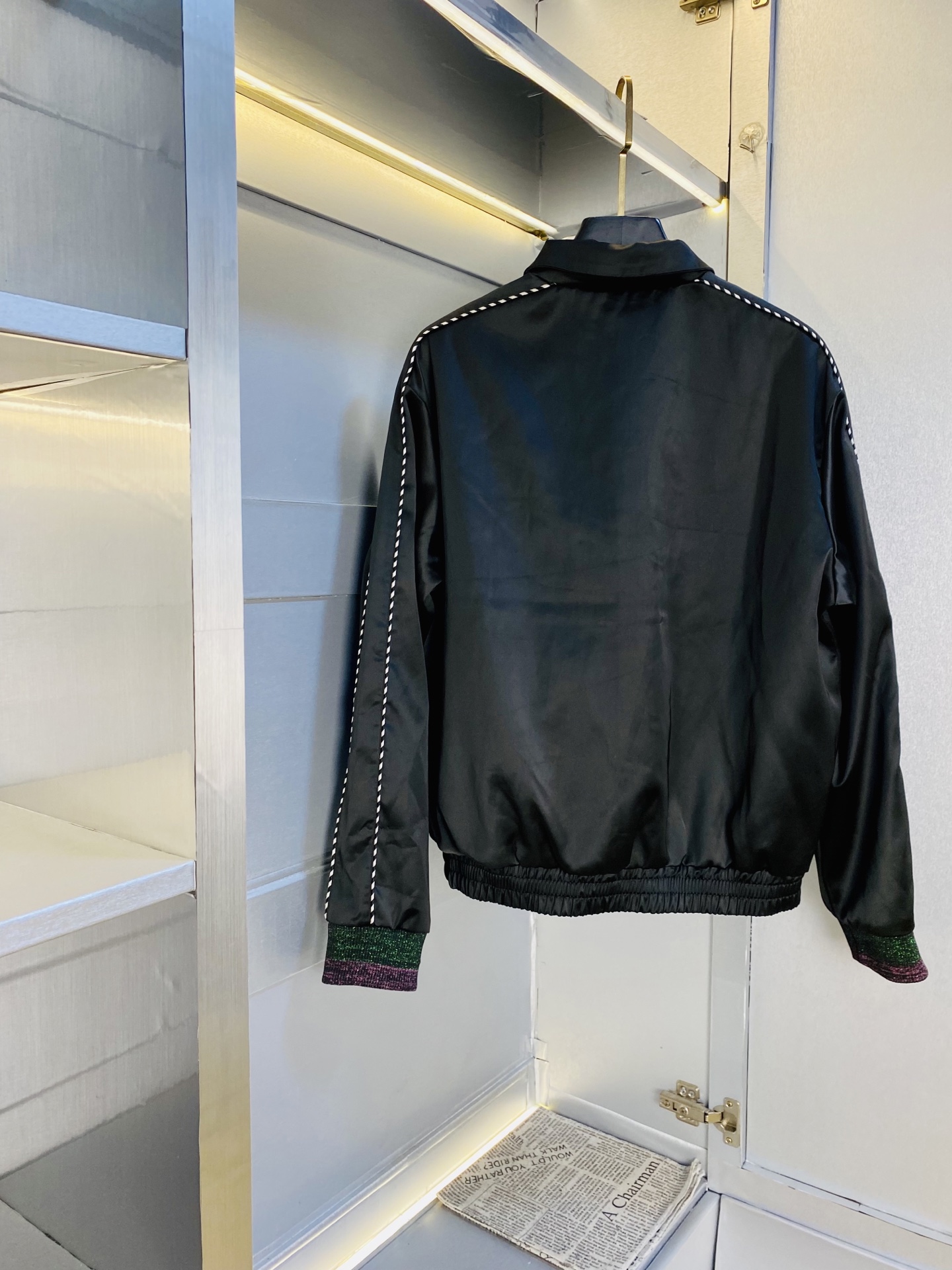 支持年后退换！ P400 官网原单货 可穿200斤🔥路易威登Lv 2025秋冬款！新款外套夹克防风衣棉衣棉服外套
⚠高版本⚠高品质 ⚠原版面料⚠网红明星同款
开模定制五金辅料  感非常舒服  超级百搭好看的一款外套
非市场普通版本 随意对比 品质绝对保证
颜色：图色
尺码：S-XXL（175/130斤穿S）