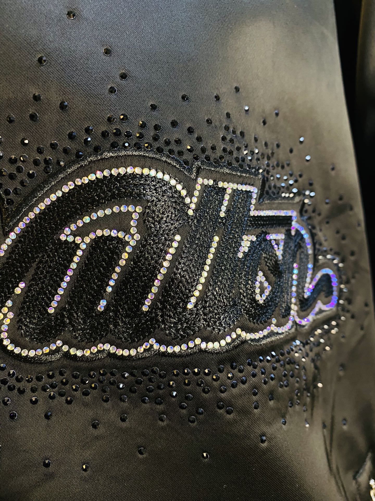 支持年后退换！ P400 官网原单货 可穿200斤🔥路易威登Lv 2025秋冬款！新款外套夹克防风衣棉衣棉服外套
⚠高版本⚠高品质 ⚠原版面料⚠网红明星同款
开模定制五金辅料  感非常舒服  超级百搭好看的一款外套
非市场普通版本 随意对比 品质绝对保证
颜色：图色
尺码：S-XXL（175/130斤穿S）