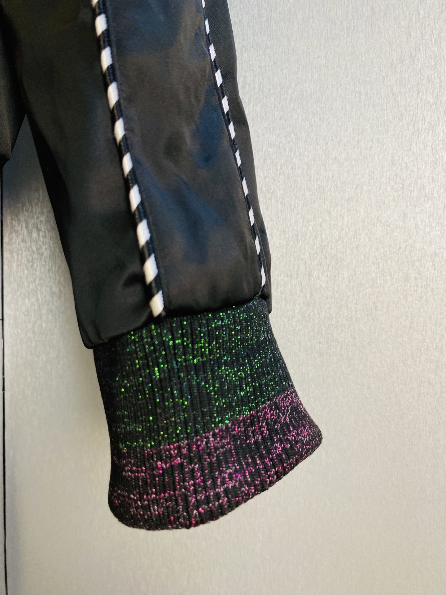 支持年后退换！ P400 官网原单货 可穿200斤🔥路易威登Lv 2025秋冬款！新款外套夹克防风衣棉衣棉服外套
⚠高版本⚠高品质 ⚠原版面料⚠网红明星同款
开模定制五金辅料  感非常舒服  超级百搭好看的一款外套
非市场普通版本 随意对比 品质绝对保证
颜色：图色
尺码：S-XXL（175/130斤穿S）