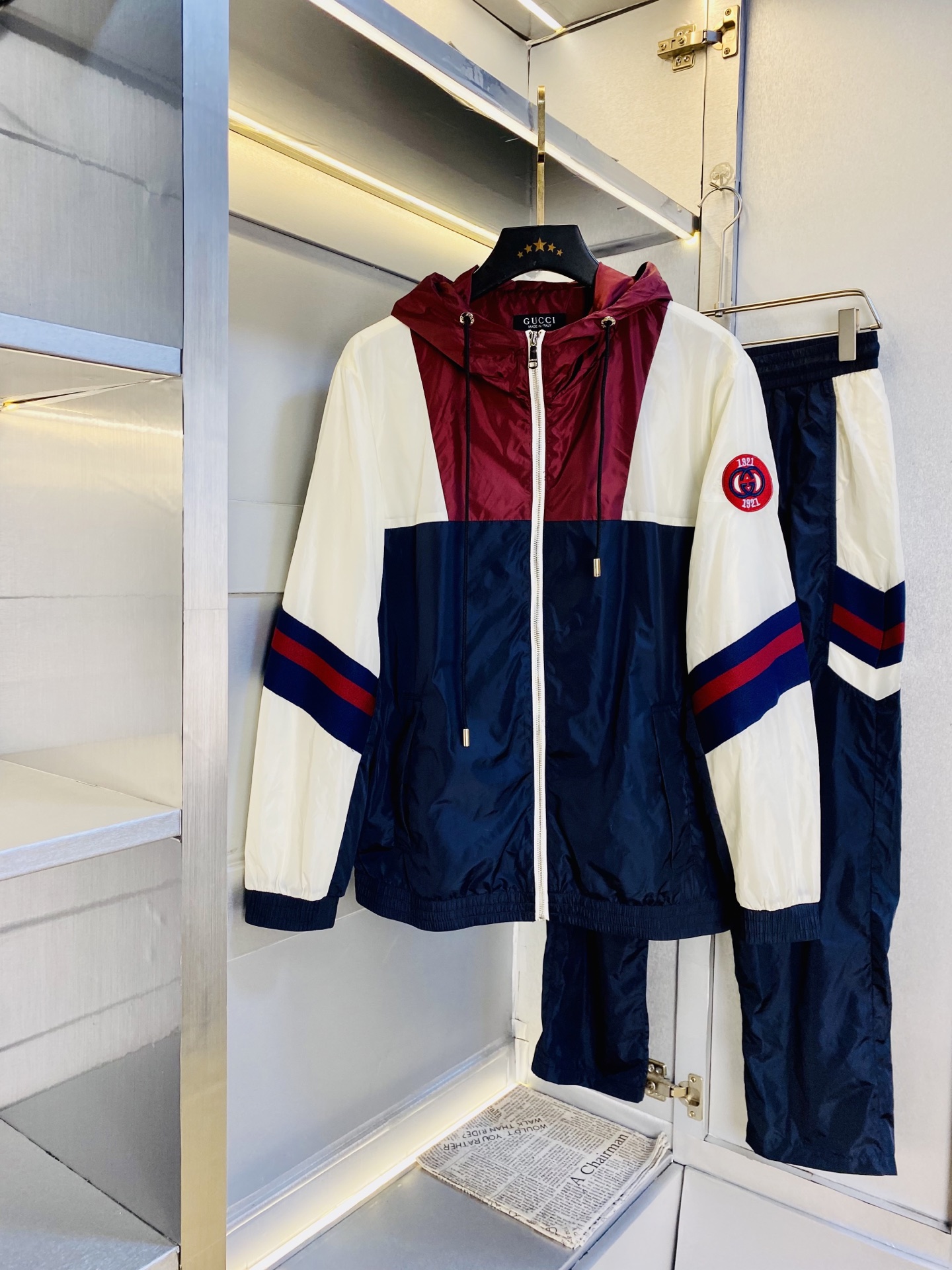 NO:515958,The original official website can wear 200 kilograms Gucci Simple and fashionable New autumn suit Long-sleeved jacket jacket suit Long trousers suit Very comfortable to wear, low-key and luxurious, very classy when worn, no need to say much about the trouser style and cutting, the upper body is exquisite and vivid. The truly first-class quality is the real palace-grade casual pants elastic pants, which are made of Turkey cotton, and produce the most famous tannin cloth. The quality is excellent, and the pants are heavy washing makes the pants very soft!  Straight-footed style, not picky, the upper body is absolutely stylish, extremely luxurious. Size: M-3XL (175/130 catties wear M), gucci, jackets & coats, jackets & coats, alexander wang19860909官网原单货 可穿200斤 古奇Gucci 简约时尚 秋季新款套装长袖外套夹克套装长裤套装 身穿着非常舒适 低调不失奢华 穿出去非常有档次,裤型款式和裁剪亦无需多言 上身精致跃然.真正一等一顶级质料 真正殿堂级的休闲裤松紧裤,选用土耳其的棉花 生产出最有名的单宁布 品质卓然,经过重水洗使得裤子很柔软！直脚的版型 不挑人 上身绝对的有型 极度奢华.码数:M-3XL（175/130斤穿M）,,gucci,jackets & coats,jackets & coats,alexander wang,Men's clothing