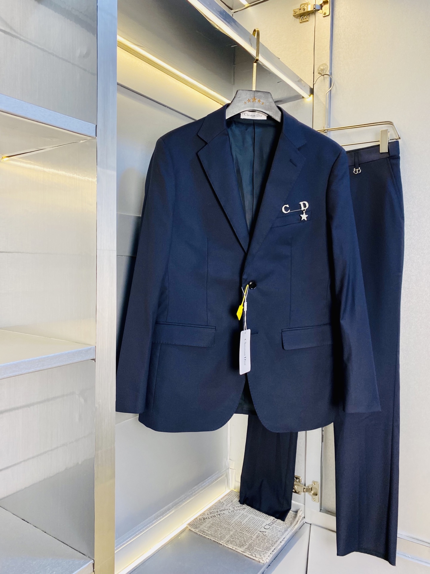 NO:517954,Complete set of single tops, original single product on the official website, can wear kilo Dior 2025 autumn and winter style!  New blazer suit suit suit suit suit suit suit suit suit suit suit suit suit suit three standards, high-quality with washing water mark, same style as original fabric internet celebrity celebrities! Customized hardware accessories with mold opening feel very comfortable, super versatile and beautiful, non-market ordinary version, random comparison, absolutely guaranteed quality, color picture and color Size M-4XL (175/130 catties wearing M),,dior,dior,jackets & coats,business suit,alexander wang19860909整套 单上衣 官网原单货 可穿斤迪奥Dior 2025秋冬款！新款西装外套西装套装西服套装礼服套装 三标齐全 带洗水唛高版本高品质 原版面料网红明星同款! 开模定制五金辅料 感非常舒服 超级百搭好看 非市场普通版本 随意对比 品质绝对保证 颜色图色 尺码M-4XL (175/130斤穿M),,dior,dior,jackets & coats,business suit,alexander wang,Men's clothing