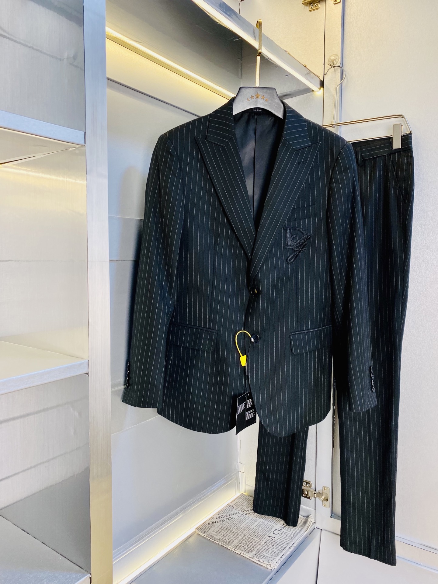 NO:517956,Complete set of single tops, original single product on the official website, can wear kilograms of Dolce & Gabbana DG 2025 autumn and winter style!  New blazer suit suit suit suit suit suit suit suit suit suit suit suit suit three standards, high-quality with washing water mark, same style as original fabric internet celebrity celebrities! Customized hardware accessories with mold opening feel very comfortable, super versatile and beautiful, non-market ordinary version, random comparison, absolutely guaranteed quality, color picture and color Size M-4XL (175/130 catties wear M), Dolce&Gabbana, jackets & coats, business suit, alexander wang19860909整套 单上衣 官网原单货 可穿斤杜嘉班纳DG 2025秋冬款！新款西装外套西装套装西服套装礼服套装 三标齐全 带洗水唛高版本高品质 原版面料网红明星同款! 开模定制五金辅料 感非常舒服 超级百搭好看 非市场普通版本 随意对比 品质绝对保证 颜色图色 尺码M-4XL (175/130斤穿M),,Dolce&Gabbana,jackets & coats,business suit,alexander wang,Men's clothing