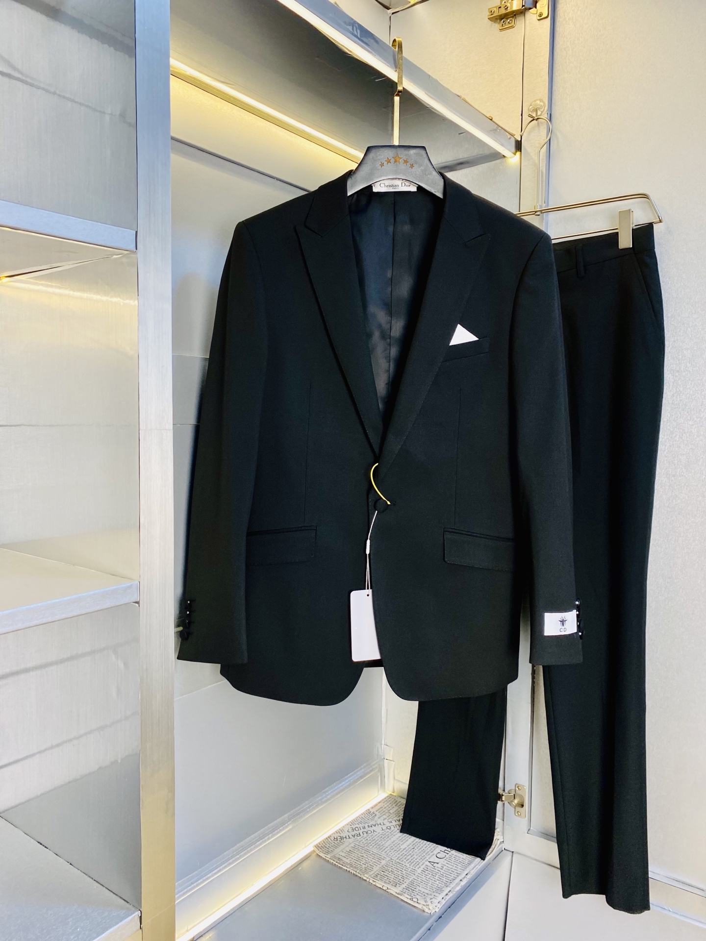 NO:517958,Complete set of single tops, original single product on the official website, can wear kilo Dior 2025 autumn and winter style!  New blazer suit suit suit suit suit suit suit suit suit suit suit suit suit suit three standards, high-quality with washing water mark, same style as original fabric internet celebrity celebrities! Customized hardware accessories with mold opening feel very comfortable, super versatile and beautiful, non-market ordinary version, random comparison, absolutely guaranteed quality, color picture and color Size M-4XL (175/130 catties wearing M),,dior,dior,jackets & coats,business suit,alexander wang19860909整套 单上衣 官网原单货 可穿斤迪奥Dior 2025秋冬款！新款西装外套西装套装西服套装礼服套装 三标齐全 带洗水唛高版本高品质 原版面料网红明星同款! 开模定制五金辅料 感非常舒服 超级百搭好看 非市场普通版本 随意对比 品质绝对保证 颜色图色 尺码M-4XL (175/130斤穿M),,dior,dior,jackets & coats,business suit,alexander wang,Men's clothing