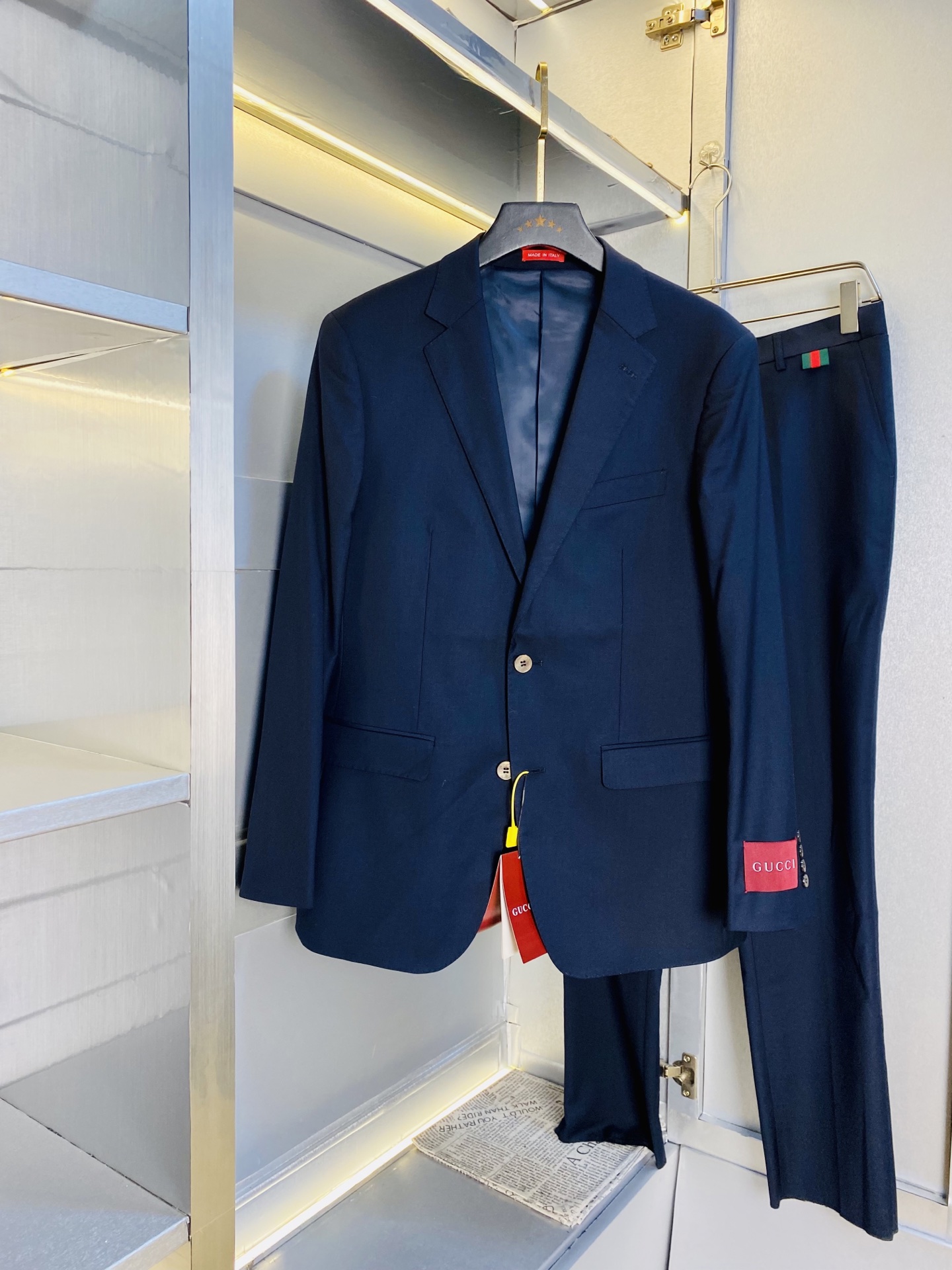 NO:517953,Complete set of single tops, original single product on the official website, can wear kilogram Gucci 2025 autumn and winter style!  New blazer suit suit suit suit suit suit suit suit suit suit suit suit suit suit three standards, high-quality with washing water mark, same style as original fabric internet celebrity celebrities! Customized hardware accessories with mold opening feel very comfortable, super versatile and beautiful, non-market ordinary version, random comparison, absolutely guaranteed quality, color picture and color Size M-4XL (175/130 catties wearing M), gucci, jackets & coats, business suit, alexander wang19860909整套 单上衣 官网原单货 可穿斤古奇Gucci 2025秋冬款！新款西装外套西装套装西服套装礼服套装 三标齐全 带洗水唛高版本高品质 原版面料网红明星同款! 开模定制五金辅料 感非常舒服 超级百搭好看 非市场普通版本 随意对比 品质绝对保证 颜色图色 尺码M-4XL (175/130斤穿M),,gucci,jackets & coats,business suit,alexander wang,Men's clothing