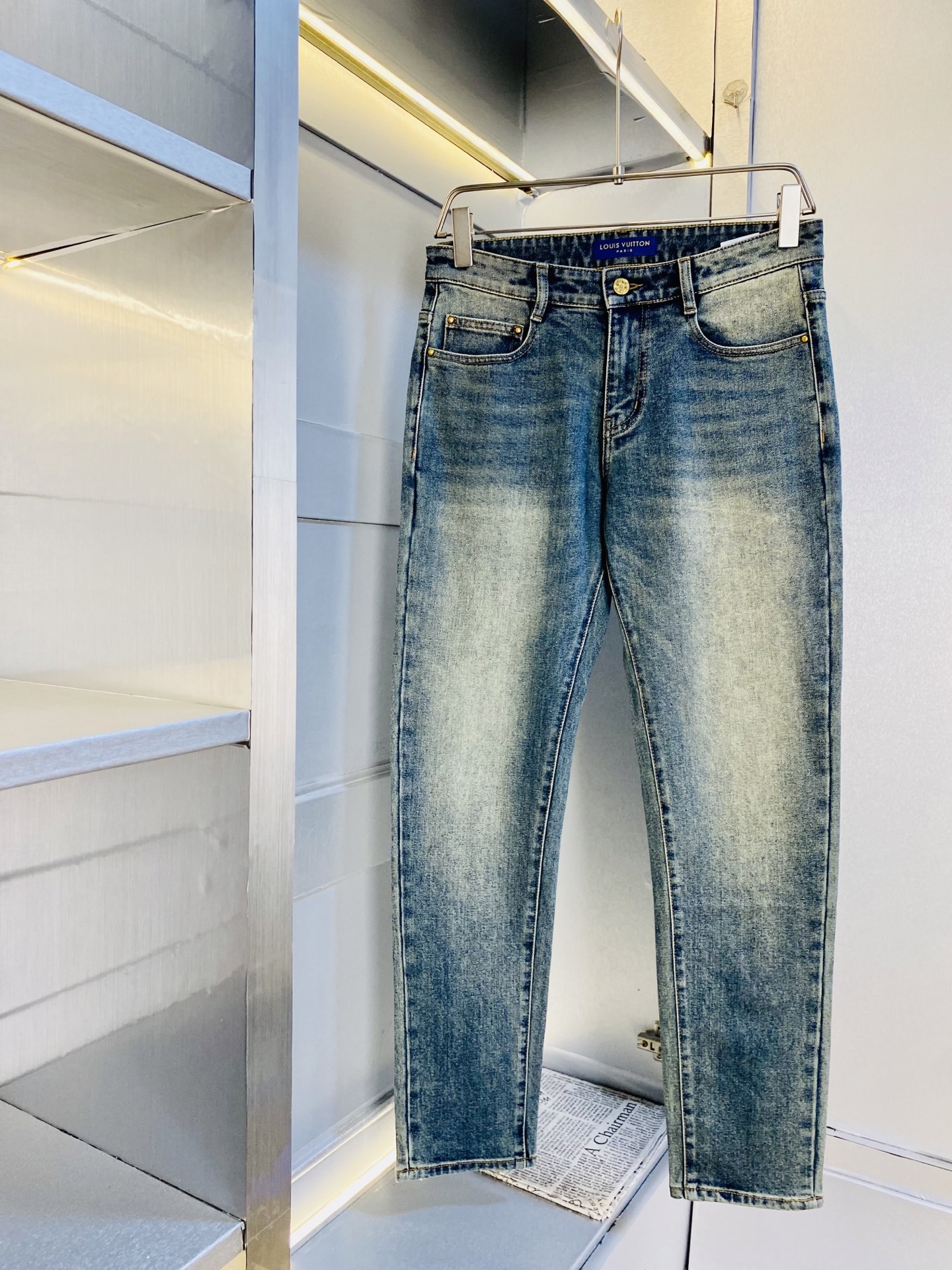 NO:515959,The original single-stock official website model can wear 220 kilograms of Louis Vuitton Lv 2025 new autumn and winter counters are available simultaneously, fashionable casual pants, straight jeans, elastic jeans, imported original fabric, comfortable and breathable upper body, top craft hardware accessories. Very high-end, super straight style, fashionable and stylish upper body!  A must-have item in the closet!  Size 29-40, louis vuitton,louis vuitton,jeans,alexander wang19860909原单货官网款 可穿220斤路易威登Lv 2025 秋冬新款专柜同步有售,时尚休闲裤直筒牛仔裤弹力牛仔裤,进口原版面料,上身舒适透气,顶级工艺五金配饰.档次极高,版型超正,上身时尚有型！衣橱必备单品！尺码29-40,,louis vuitton,louis vuitton,jeans,alexander wang,Men's clothing