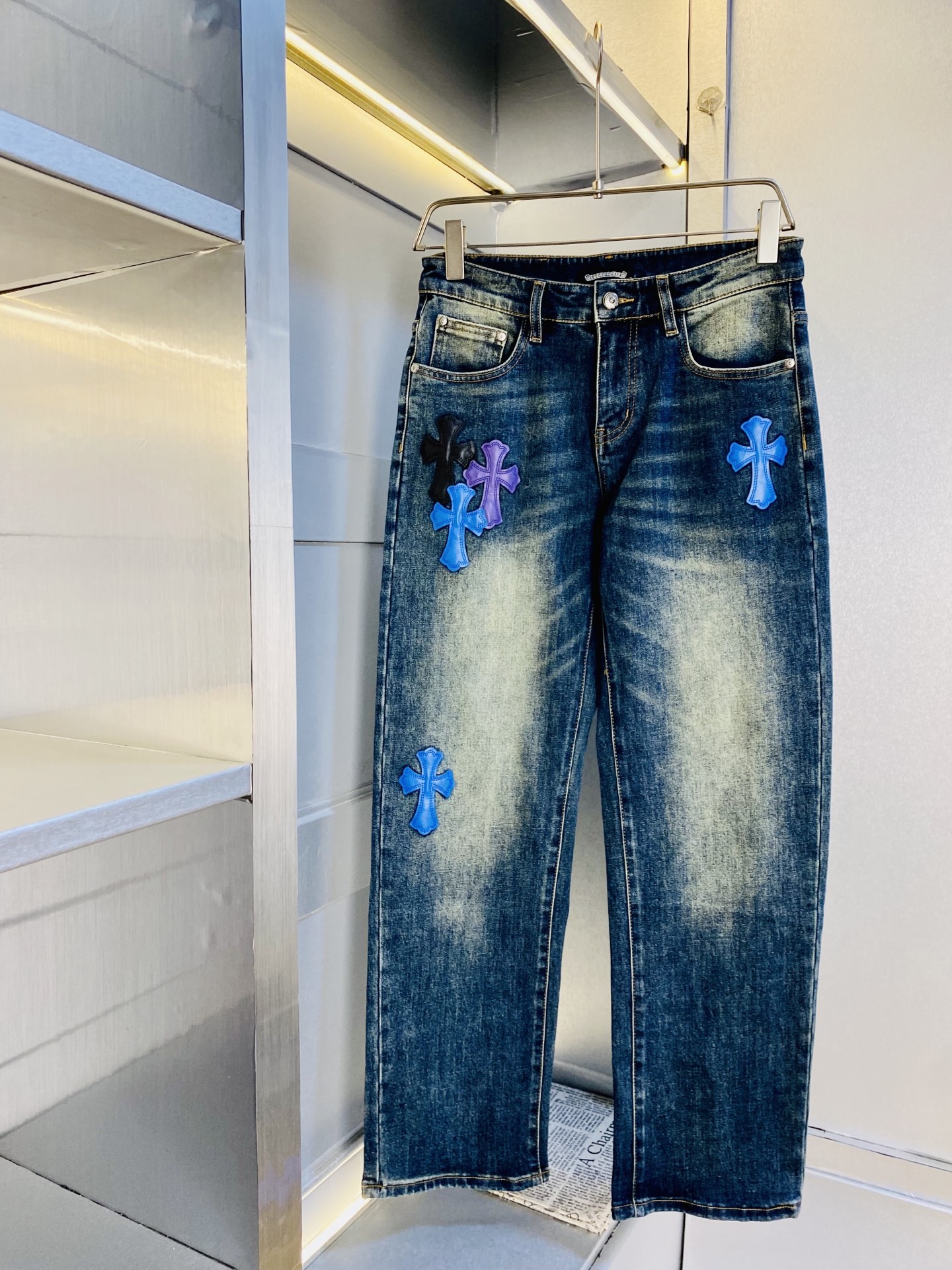 NO:515955,Original single-stock official website model, 220 catties Croxin Chrome Hearts 2025 new autumn and winter models are available simultaneously for sale, fashionable casual pants, straight jeans, elastic jeans, imported original fabric, comfortable and breathable upper body, top craft hardware accessories. Very high-end, super straight style, fashionable and stylish upper body!  A must-have item in the closet!  Size 29-40, Chrome hearts, Chrome hearts, jeans, alexander wang19860909原单货官网款 可穿220斤克罗心Chrome Hearts 2025 秋冬新款专柜同步有售,时尚休闲裤直筒牛仔裤弹力牛仔裤,进口原版面料,上身舒适透气,顶级工艺五金配饰.档次极高,版型超正,上身时尚有型！衣橱必备单品！尺码29-40,,chrome hearts,chrome hearts,jeans,alexander wang,Men's clothing