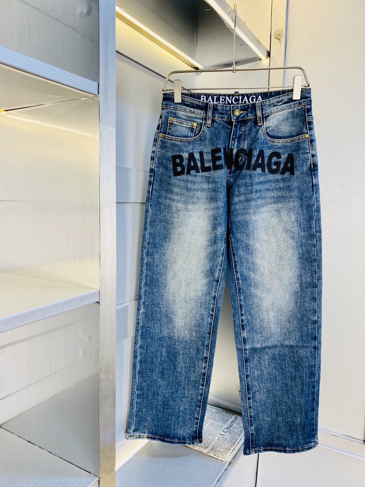 NO:515940,Original single-stock official website model, 220 kilograms of Balenciaga 2025 new autumn and winter models are available at the same time, fashionable casual pants, straight jeans, elastic wide-leg jeans, imported original fabric, comfortable and breathable upper body, top craft hardware accessories. Very high-end, super positive style, fashionable and stylish upper body!  A must-have item in the closet!  Size 29-40, balenciaga, balenciaga, jeans, alexander wang19860909原单货官网款 可穿220斤巴黎世家Balenciaga 2025 秋冬新款专柜同步有售,时尚休闲裤直筒牛仔裤弹力阔腿牛仔裤,进口原版面料,上身舒适透气,顶级工艺五金配饰.档次极高,版型超正,上身时尚有型！衣橱必备单品！尺码29-40,,balenciaga,balenciaga,jeans,alexander wang,Men's clothing