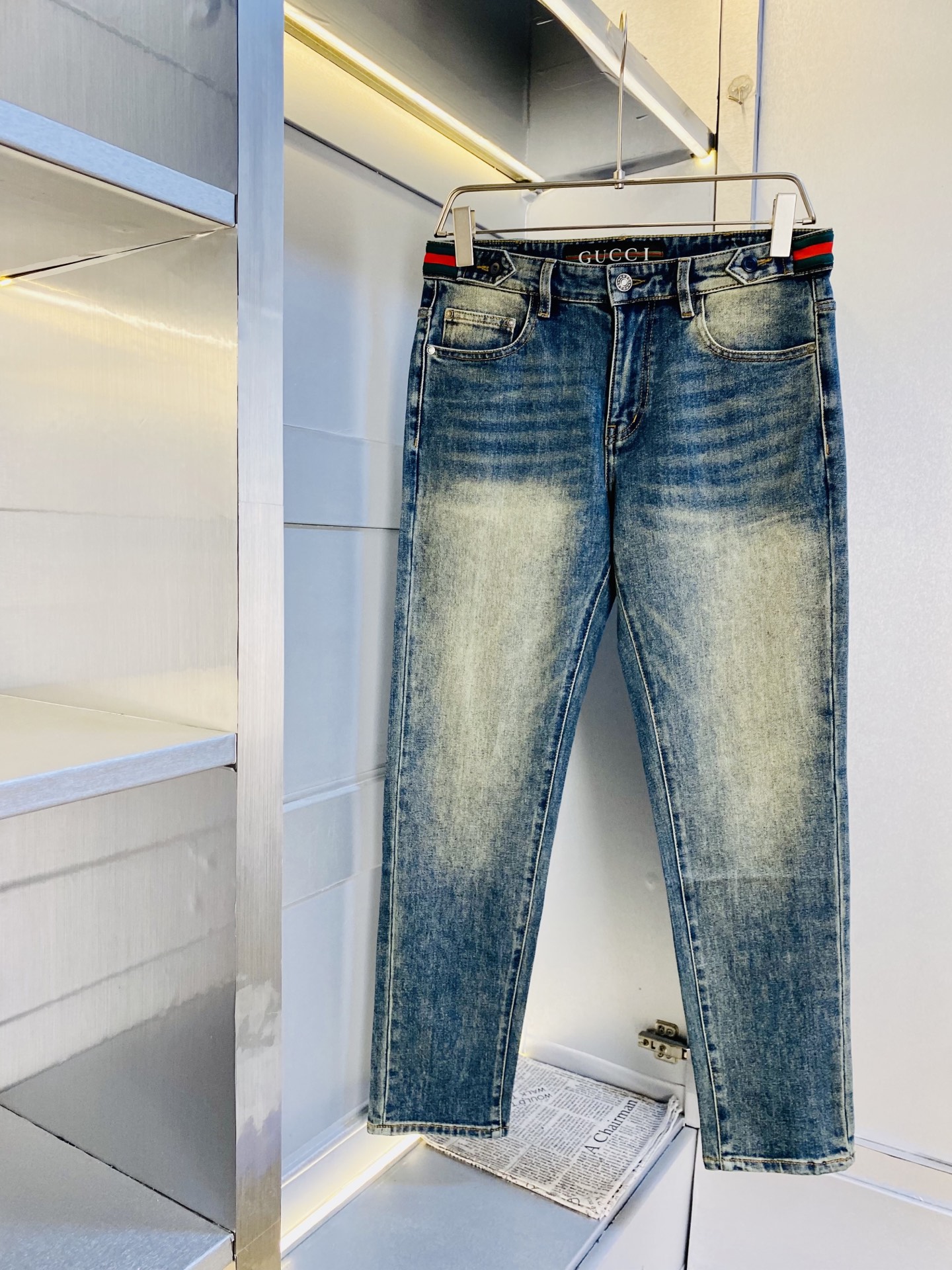 NO:515950,Original single-stock official website model can wear 220 kilograms Gucci 2025 new autumn and winter models are available at the same time, fashionable casual pants straight jeans stretch jeans, imported original fabric, comfortable and breathable upper body, top craft hardware accessories. Very high-end, super straight style, fashionable and stylish upper body!  A must-have item in the closet!  Size 29-40, gucci, jeans, alexander wang19860909原单货官网款 可穿220斤古奇Gucci 2025 秋冬新款专柜同步有售,时尚休闲裤直筒牛仔裤弹力牛仔裤,进口原版面料,上身舒适透气,顶级工艺五金配饰.档次极高,版型超正,上身时尚有型！衣橱必备单品！尺码29-40,,gucci,jeans,alexander wang,Men's clothing