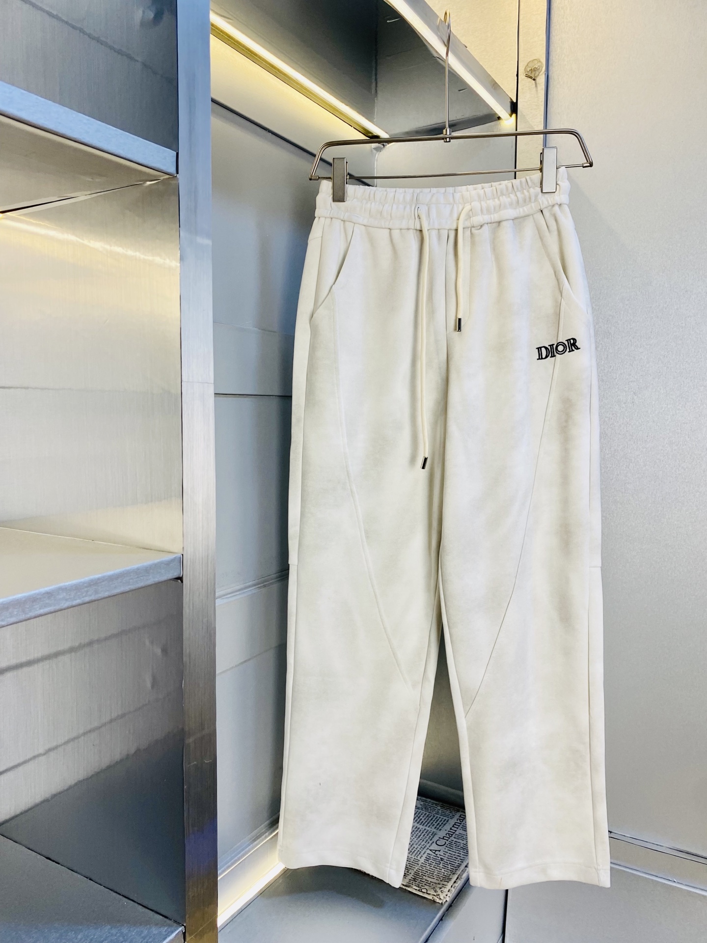 NO:519957,The original item on the official website can wear 220 kilogram Dior simple and fashionable. The new autumn and winter casual pants, sweatpants, wardrobe elastic pants, wide-leg pants, long pants, very comfortable to wear, low-key and luxurious, very classy when worn, and there is no need to say much about the trousers and cuts. The upper body is exquisite and vivid. The truly first-class material. The truly palace-level casual pants, elastic pants, are made of Turkey's cotton, produce the most famous tannin cloth. The quality is excellent, and the pants are soft after heavy washing!  Straight-footed style, not picky, absolutely stylish, expert design, extremely luxurious. Number of codes: M-4XL,,dior,dior,alexander wang19860909官网原单货 可穿220斤迪奥Dior 简约时尚 秋冬新款休闲裤运动裤卫裤松紧裤阔腿裤长裤身穿着非常舒适 低调不失奢华 穿出去非常有档次,裤型款式和裁剪亦无需多言 上身精致跃然.真正一等一顶级质料 真正殿堂级的休闲裤松紧裤,选用土耳其的棉花 生产出最有名的单宁布 品质卓然,经过重水洗使得裤子很柔软！直脚的版型 不挑人 上身绝对的有型 达人设计 极度奢华.码数:M-4XL,,dior,dior,alexander wang,Men's clothing