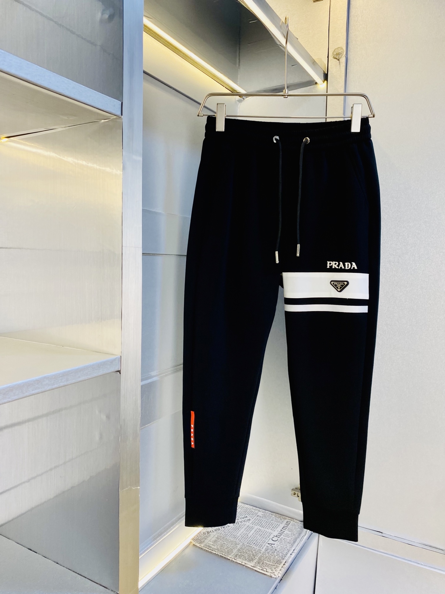 NO:519958,The original official website can wear 200 kilograms Prada Prada simple and fashionable. The new autumn and winter casual pants, sweatpants, wardrobe pants, elastic pants, long trousers, trousers, trousers, trousers, very comfortable to wear, low-key and luxurious, very classy when worn, and there is no need to say much about the trousers and cuts. The upper body is exquisite and vivid. The truly first-class material. The truly palace-level casual pants elastic pants are made of Turkish cotton to produce the most famous tannin cloth. The quality is excellent, and the pants are soft after heavy washing!  Straight-footed style, not picky, absolutely stylish, expert design, extremely luxurious. Number of codes: M-3XL, prada, prada, alexander wang19860909官网原单货 可穿200斤普拉达Prada 简约时尚 秋冬新款休闲裤运动裤卫裤松紧裤长裤束脚裤身穿着非常舒适 低调不失奢华 穿出去非常有档次,裤型款式和裁剪亦无需多言 上身精致跃然.真正一等一顶级质料 真正殿堂级的休闲裤松紧裤,选用土耳其的棉花 生产出最有名的单宁布 品质卓然,经过重水洗使得裤子很柔软！直脚的版型 不挑人 上身绝对的有型 达人设计 极度奢华.码数:M-3XL,,prada,prada,alexander wang,Men's clothing