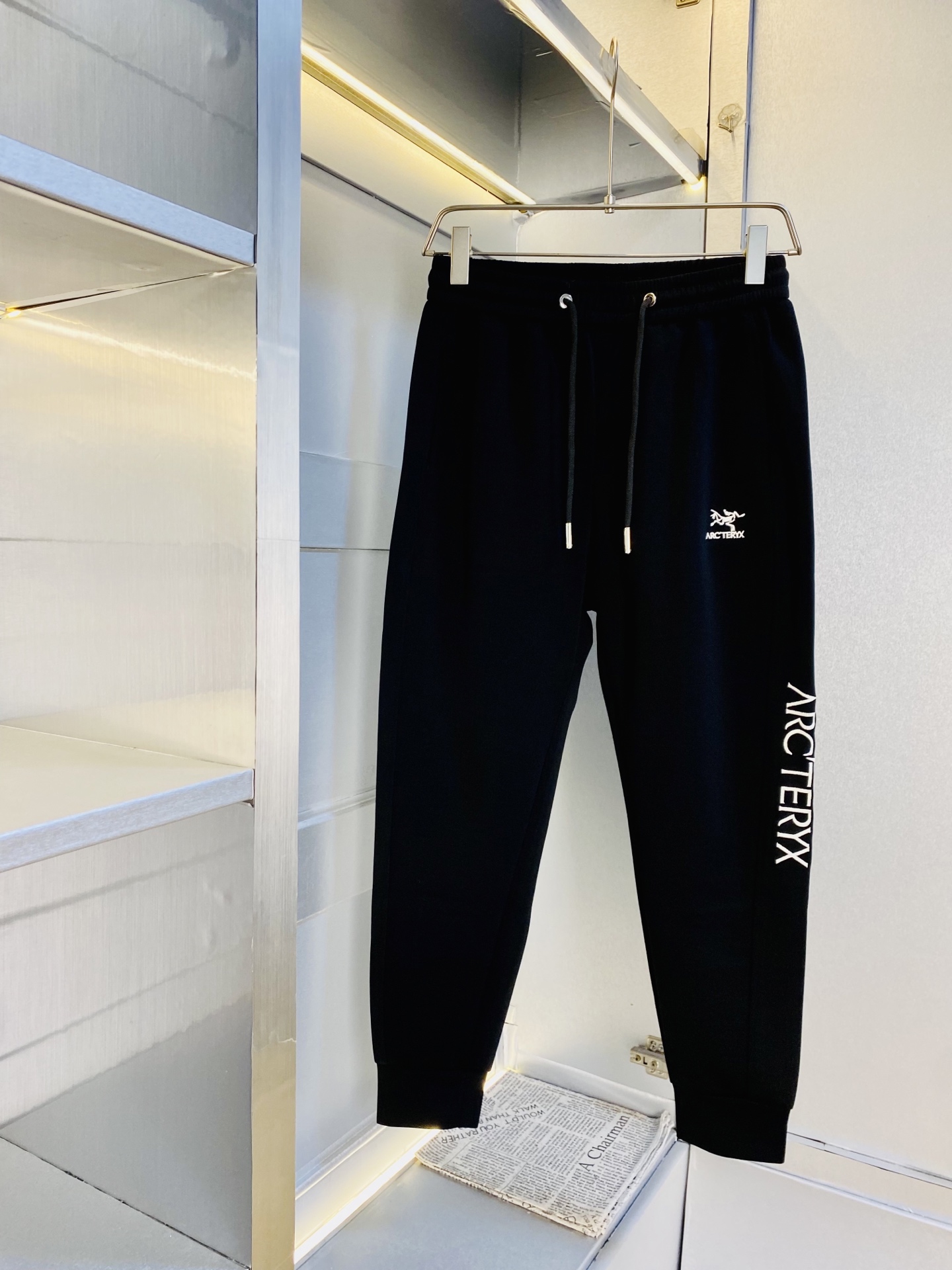 NO:517945,The original official website can wear 200 kilograms of Archaeopteryx. Simple and fashionable. The new autumn and winter casual pants, sweatpants, wardrobe pants, elastic pants, long trousers, trousers, trousers, trousers, very comfortable to wear, low-key and luxurious, very classy when worn, and there is no need to say much about the trousers and cuts. The upper body is exquisite and vivid. The truly first-class material. The truly palace-level casual pants, elastic pants, are made of Turkey's cotton, produce the most famous tannin cloth. The quality is excellent, and the pants are soft after heavy washing!  Straight-footed style, not picky, absolutely stylish, expert design, extremely luxurious. Number of codes: M-3XL, arc'teryx, alexander wang19860909官网原单货 可穿200斤始祖鸟Arcteryx 简约时尚 秋冬新款休闲裤运动裤卫裤松紧裤长裤束脚裤身穿着非常舒适 低调不失奢华 穿出去非常有档次,裤型款式和裁剪亦无需多言 上身精致跃然.真正一等一顶级质料 真正殿堂级的休闲裤松紧裤,选用土耳其的棉花 生产出最有名的单宁布 品质卓然,经过重水洗使得裤子很柔软！直脚的版型 不挑人 上身绝对的有型 达人设计 极度奢华.码数:M-3XL,arc'teryx,alexander wang,Men's clothing