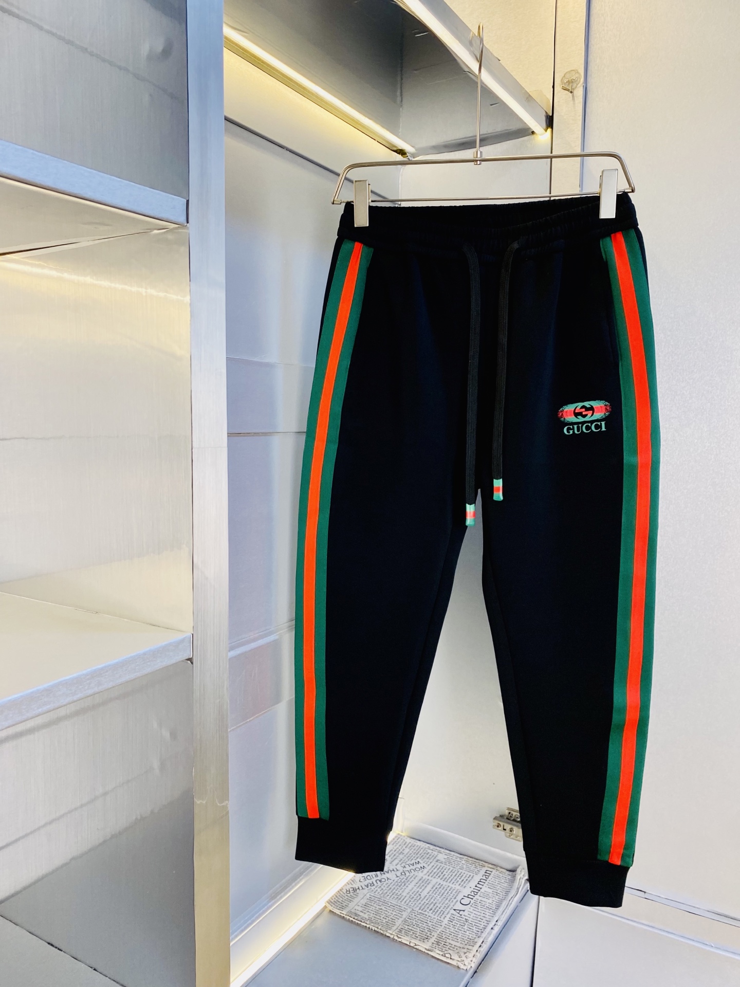 NO:517946,The original official website can wear 200 kilograms of Gucci, simple and fashionable. The new autumn and winter casual pants, sweatpants, wardrobe pants, elastic pants, long trousers, trousers, trousers, trousers, very comfortable to wear, low-key and luxurious, very classy when worn, and there is no need to say much about the trousers and cuts. The upper body is exquisite and vivid. The truly first-class material. The truly palace-level casual pants, elastic pants, are made of Turkey's cotton, produce the most famous tannin cloth. The quality is excellent, and the pants are soft after heavy washing!  Straight-footed style, not picky, absolutely stylish, expert design, extremely luxurious. Number of sizes: M-3XL, gucci, alexander wang19860909官网原单货 可穿200斤古奇Gucci 简约时尚 秋冬新款休闲裤运动裤卫裤松紧裤长裤束脚裤身穿着非常舒适 低调不失奢华 穿出去非常有档次,裤型款式和裁剪亦无需多言 上身精致跃然.真正一等一顶级质料 真正殿堂级的休闲裤松紧裤,选用土耳其的棉花 生产出最有名的单宁布 品质卓然,经过重水洗使得裤子很柔软！直脚的版型 不挑人 上身绝对的有型 达人设计 极度奢华.码数:M-3XL,,gucci,alexander wang,Men's clothing