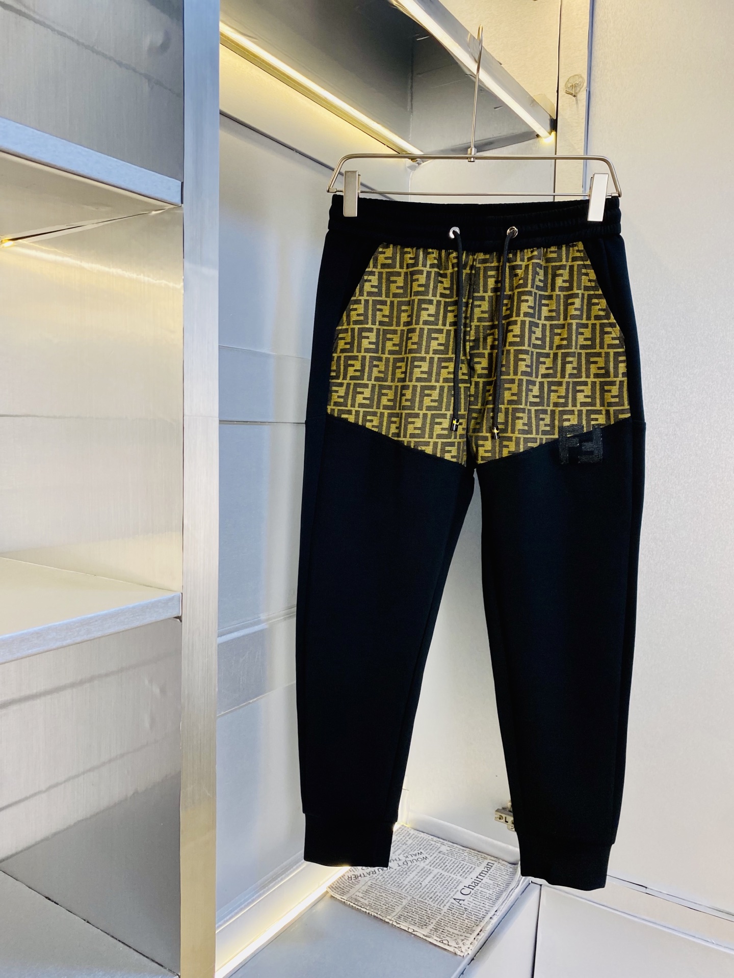 NO:517947,The original official website can wear 200 kilograms Fendi Fendi Simple and fashionable autumn and winter new casual pants, sweatpants, wardrobe pants, elastic pants, long trousers, trousers, trousers, trousers, very comfortable to wear, low-key and luxurious, very classy when worn, and there is no need to say much about the trousers and cuts. The upper body is exquisite and vivid. The truly first-class material. The truly palace-grade casual pants, elastic pants, are made of Turkey's cotton, produce the most famous tannin cloth. The quality is excellent, and the pants are soft after heavy washing!  Straight-footed style, not picky, absolutely stylish, expert design, extremely luxurious. Number of codes: M-3XL, fendi, fendi, alexander wang19860909官网原单货 可穿200斤芬迪Fendi 简约时尚 秋冬新款休闲裤运动裤卫裤松紧裤长裤束脚裤身穿着非常舒适 低调不失奢华 穿出去非常有档次,裤型款式和裁剪亦无需多言 上身精致跃然.真正一等一顶级质料 真正殿堂级的休闲裤松紧裤,选用土耳其的棉花 生产出最有名的单宁布 品质卓然,经过重水洗使得裤子很柔软！直脚的版型 不挑人 上身绝对的有型 达人设计 极度奢华.码数:M-3XL,,fendi,fendi,alexander wang,Men's clothing