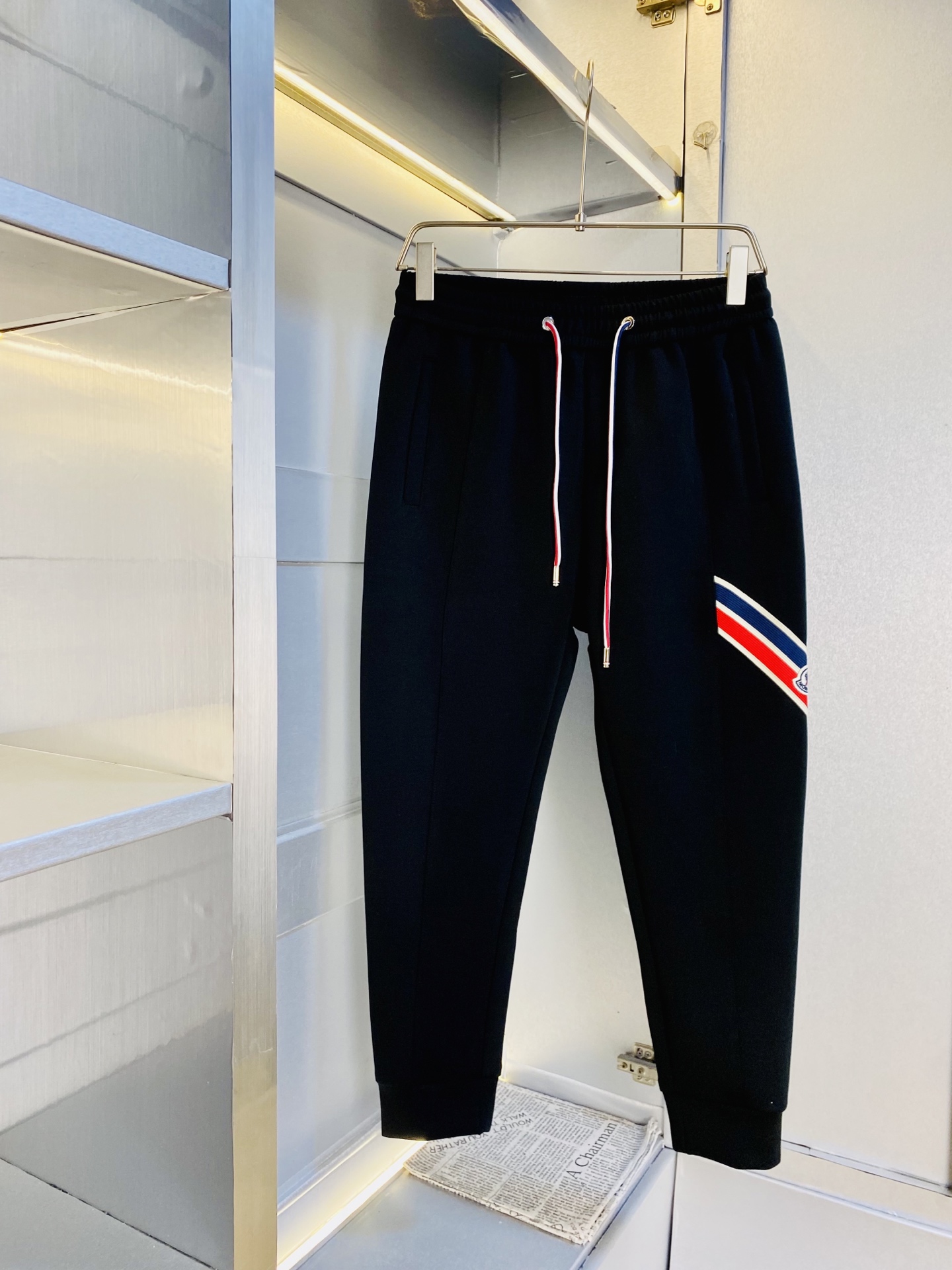 NO:517948,The original official website can wear 200 kilograms of silhouette Moncler Simple and fashionable New autumn and winter casual pants, sweatpants, wardrobe pants, elastic pants, long trousers, trousers, trousers, trousers, very comfortable to wear, low-key and luxurious, very classy when worn, there is no need to say much about the trousers and cuts, and the upper body is exquisite and vivid. The truly first-class material. The truly palace-level casual pants, elastic pants, are made of Turkey's cotton, produce the most famous tannin cloth. The quality is excellent, and the pants are soft after heavy washing!  Straight-footed style, not picky, absolutely stylish, expert design, extremely luxurious. Number of sizes: M-3XL, Moncler, alexander wang19860909官网原单货 可穿200斤蒙口Moncler 简约时尚 秋冬新款休闲裤运动裤卫裤松紧裤长裤束脚裤身穿着非常舒适 低调不失奢华 穿出去非常有档次,裤型款式和裁剪亦无需多言 上身精致跃然.真正一等一顶级质料 真正殿堂级的休闲裤松紧裤,选用土耳其的棉花 生产出最有名的单宁布 品质卓然,经过重水洗使得裤子很柔软！直脚的版型 不挑人 上身绝对的有型 达人设计 极度奢华.码数:M-3XL,,Moncler,alexander wang,Men's clothing