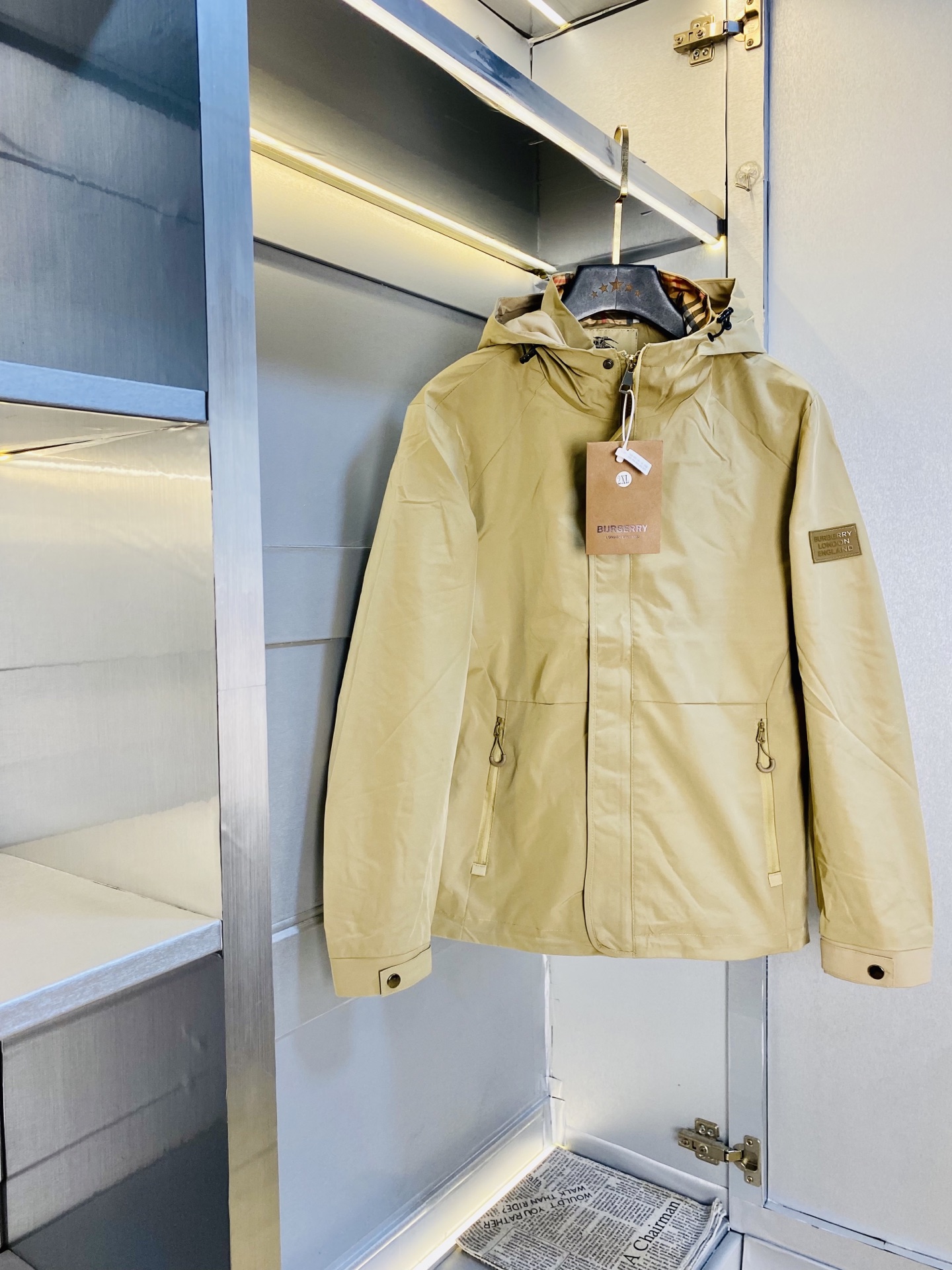 NO:730227,Support replacement after the year!  The original item from the official website can wear 200 pounds of Burberry 2025 autumn style!  New coat, jacket and windproof coat. High version and high quality. The same original fabric as the internet celebrity. Mold customization of hardware and accessories. Very comfortable. Super versatile and good-looking coat. Not the ordinary version in the market. Compare at will. Quality is absolutely guaranteed. Color pictures and colors. Sizes M-3XL,,burberry,burberry,jackets & coats,jackets & coats,19860909支持年后退换！ 官网原单货 可穿200斤巴宝莉Burberry 2025秋款！新款外套夹克防风衣 高版本高品质 原版面料网红明星同款 开模定制五金辅料 感非常舒服 超级百搭好看的一款外套 非市场普通版本 随意对比 品质绝对保证 颜色图色 尺码M-3XL,,burberry,burberry,jackets & coats,jackets & coats,,Men's clothing