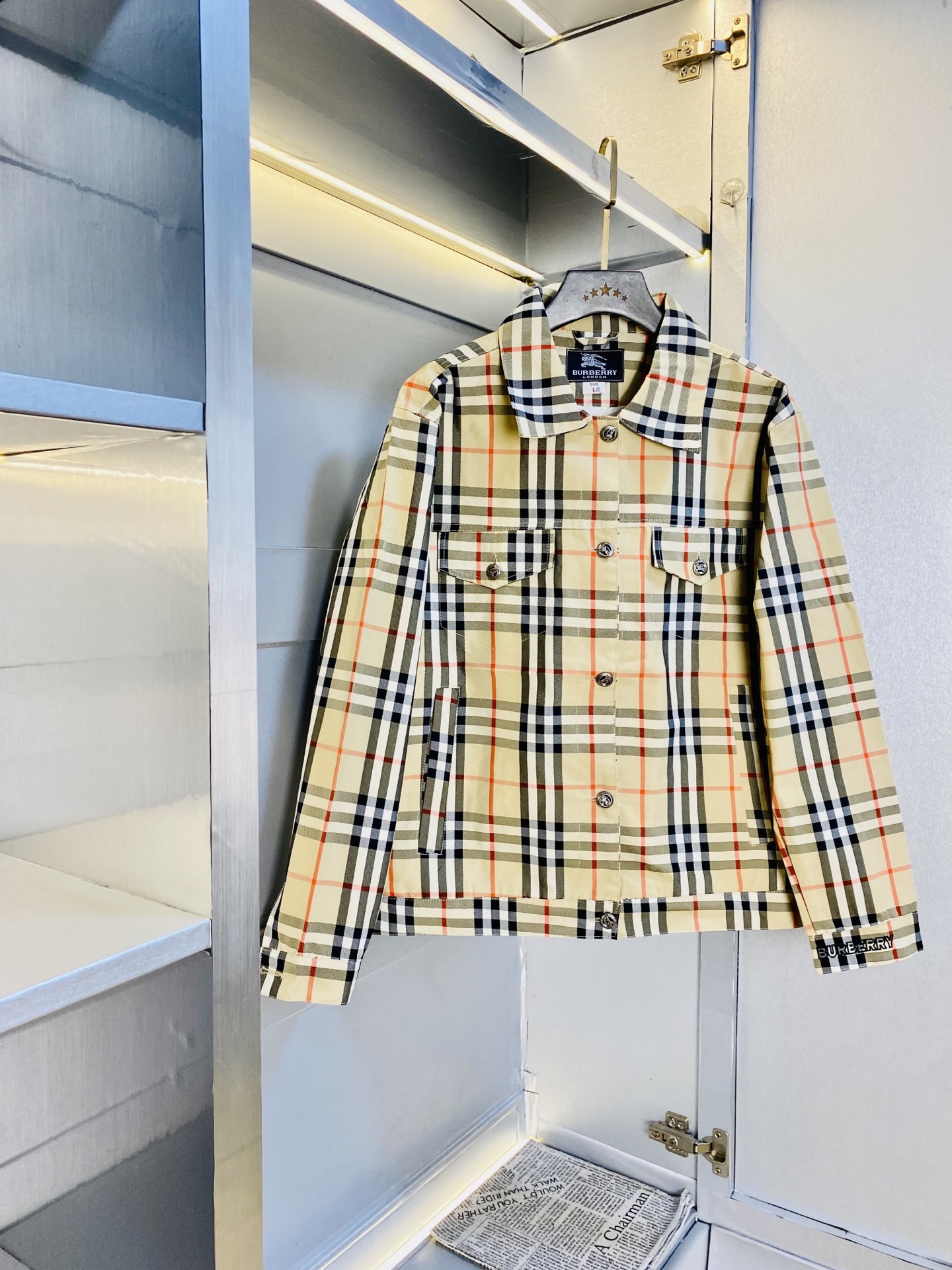 NO:596626,The original item from the official website can wear 200 pounds of Burberry autumn style!  New coat, jacket and windproof coat. High version and high quality. The same original fabric as that of Internet celebrity stars. Customized hardware and accessories. Very comfortable. A super versatile and good-looking coat. Not a common version in the market. Compare at will. Quality is absolutely guaranteed. Color pictures and colors. Sizes M-3XL,,burberry,burberry,jackets & coats,jackets & coats,alexander wang19860909官网原单货 可穿200斤巴宝莉Burberry 秋款！新款外套夹克防风衣 高版本高品质 原版面料网红明星同款 开模定制五金辅料 感非常舒服 超级百搭好看的一款外套 非市场普通版本 随意对比 品质绝对保证 颜色图色 尺码M-3XL,,burberry,burberry,jackets & coats,jackets & coats,alexander wang,Men's clothing