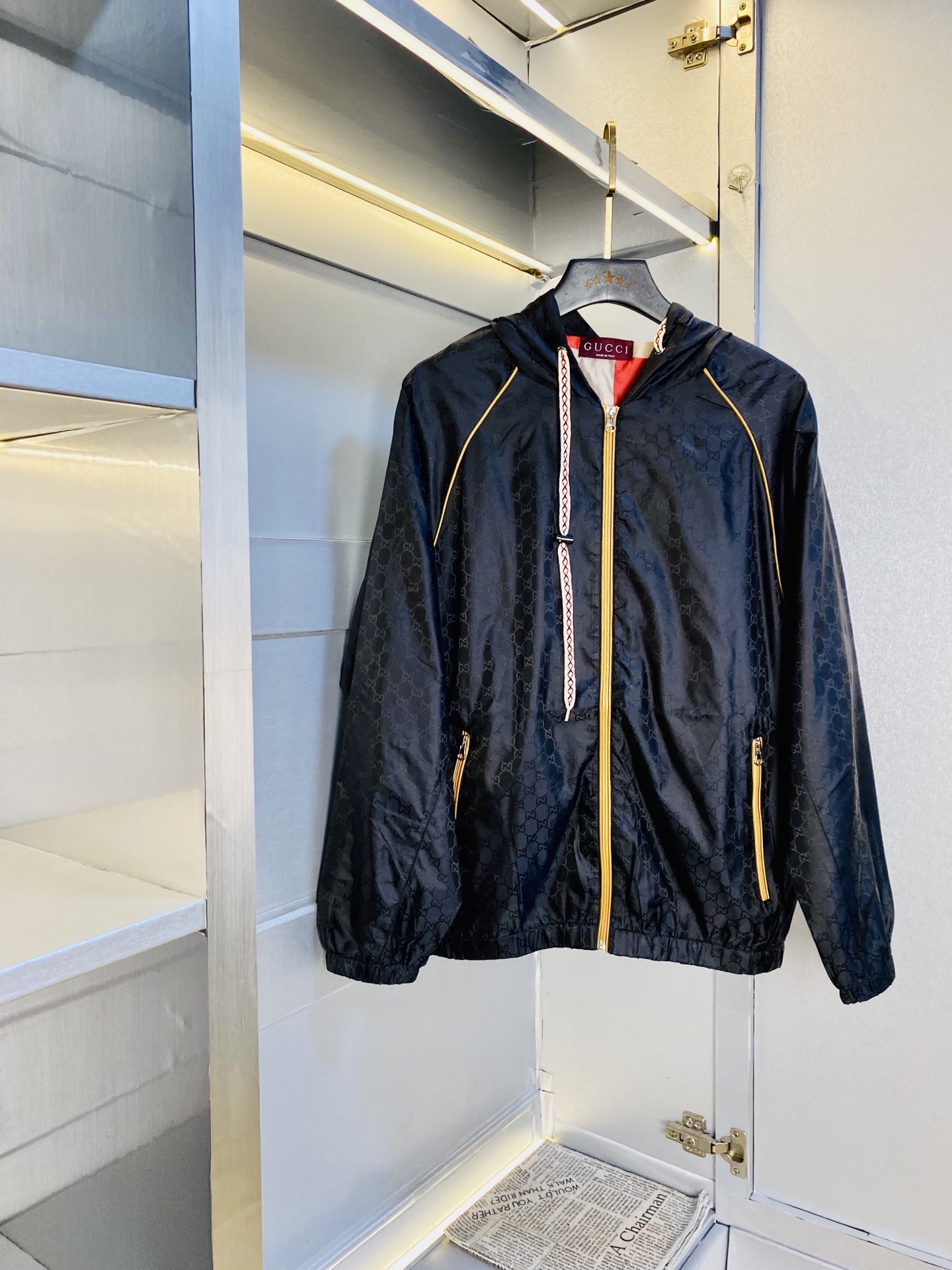 NO:730232,Support replacement after the year!  Original item from the official website. Can wear 200 pounds of Gucci 2025 autumn style!  New coat, jacket and windproof coat. High version and high quality. The original fabric is the same as that of Internet celebrity stars. Mold customization of hardware accessories. Very comfortable. Super versatile and good-looking coat. Not the ordinary version in the market. Feel free to compare. The quality is absolutely guaranteed. Color pictures and colors. Sizes M-3XL,,gucci,jackets & coats,jackets & coats,19860909支持年后退换！ 官网原单货 可穿200斤古奇Gucci 2025秋款！新款外套夹克防风衣 高版本高品质 原版面料网红明星同款 开模定制五金辅料 感非常舒服 超级百搭好看的一款外套 非市场普通版本 随意对比 品质绝对保证 颜色图色 尺码M-3XL,,gucci,jackets & coats,jackets & coats,,Men's clothing