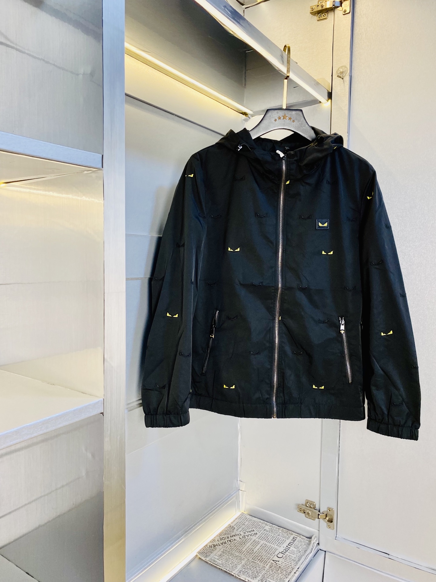 NO:610913,The original item from the official website can wear 200 pounds of Fendi 2025 autumn style!  New coat, jacket and windproof coat. High version and high quality. The original fabric is the same as that of Internet celebrity stars. Mold customization of hardware and accessories. Very comfortable. Super versatile and good-looking coat. Not a common version in the market. Compare at will. Quality is absolutely guaranteed. Color pictures and colors. Sizes M-3XL,,fendi,fendi,jackets & coats,jackets & coats,alexander wang19860909官网原单货 可穿200斤芬迪Fendi 2025秋款！新款外套夹克防风衣 高版本高品质 原版面料网红明星同款 开模定制五金辅料 感非常舒服 超级百搭好看的一款外套 非市场普通版本 随意对比 品质绝对保证 颜色图色 尺码M-3XL,,fendi,fendi,jackets & coats,jackets & coats,alexander wang,Men's clothing