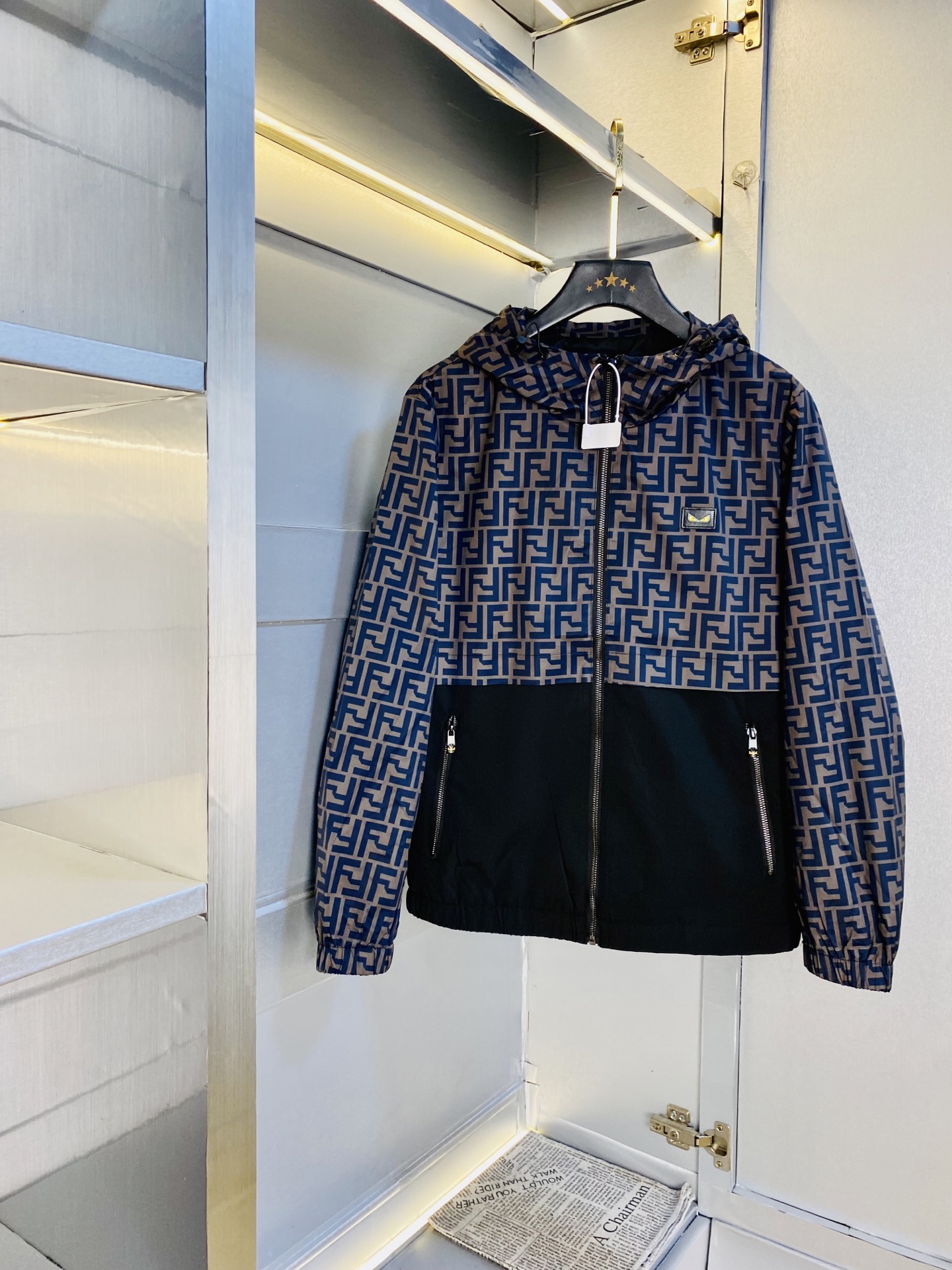 NO:730239,Support replacement after the year!  The original item from the official website can wear 200 pounds of Fendi 2025 autumn style!  New coat, jacket, windproof coat. High version and high quality. Original fabric, the same style as Internet celebrity stars. Open mold to customize hardware and accessories. Very comfortable. Super versatile and good-looking coat. Not ordinary version in the market. Compare at will. Quality is absolutely guaranteed. Color pictures and colors. Sizes M-3XL,,fendi,fendi,jackets & coats,jackets & coats,19860909支持年后退换！ 官网原单货 可穿200斤芬迪Fendi 2025秋款！新款外套夹克防风衣 高版本高品质 原版面料网红明星同款 开模定制五金辅料 感非常舒服 超级百搭好看的一款外套 非市场普通版本 随意对比 品质绝对保证 颜色图色 尺码M-3XL,,fendi,fendi,jackets & coats,jackets & coats,,Men's clothing