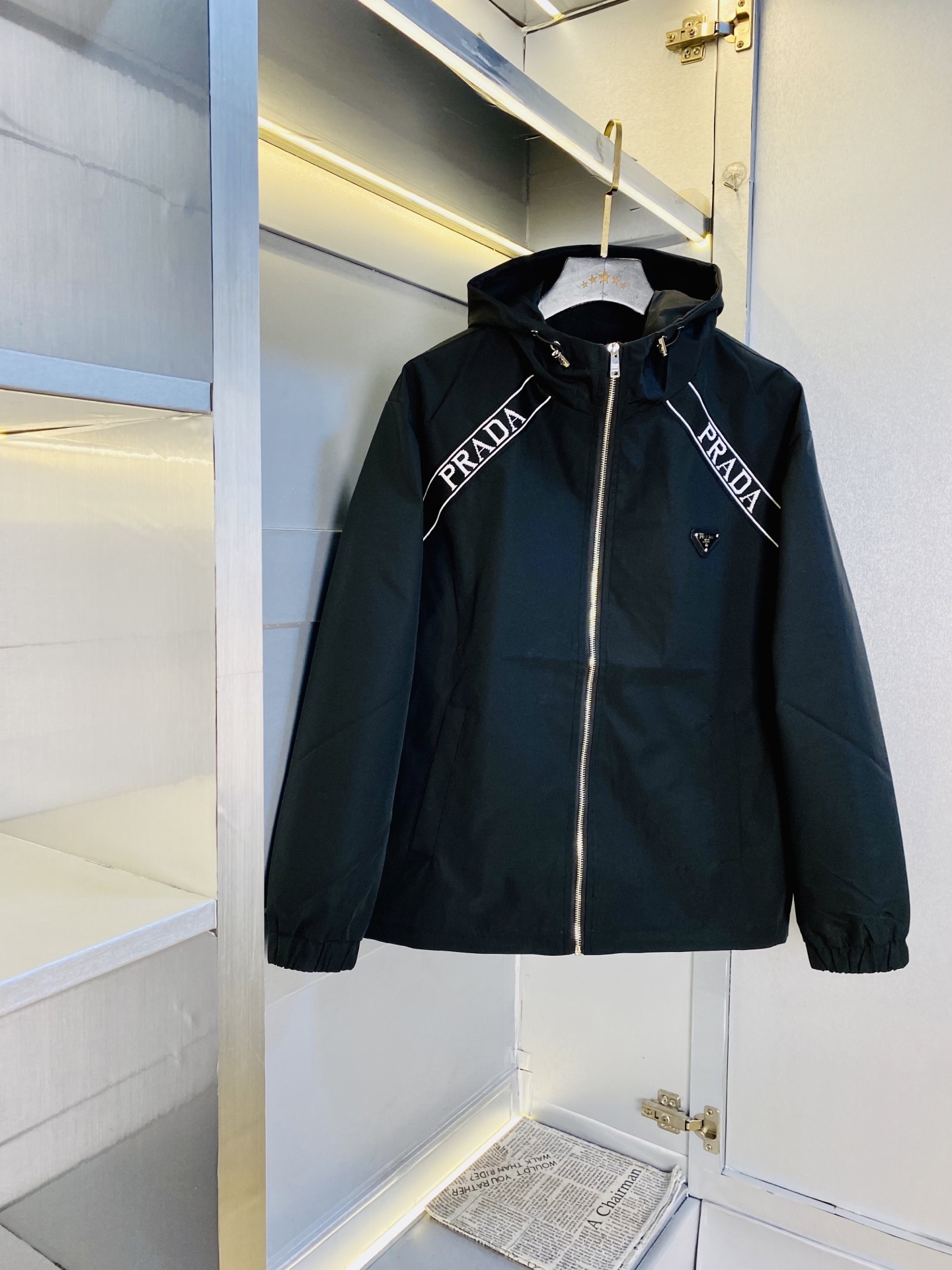 NO:517951,The original order of the official website can wear 200 catties Prada Prada 2025 autumn style!  New jacket jacket windbreaker, high-quality, original fabric, same style as internet celebrity, mold opening custom hardware accessories, very comfortable, super versatile, beautiful jacket, non-market, ordinary version, random comparison, absolutely guaranteed quality, color picture, size M-3XL,,prada,prada, jackets & coats,jackets & coats,alexander wang19860909官网原单货 可穿200斤普拉达Prada 2025秋款！新款外套夹克防风衣 高版本高品质 原版面料网红明星同款 开模定制五金辅料 感非常舒服 超级百搭好看的一款外套 非市场普通版本 随意对比 品质绝对保证 颜色图色 尺码M-3XL,,prada,prada,jackets & coats,jackets & coats,alexander wang,Men's clothing