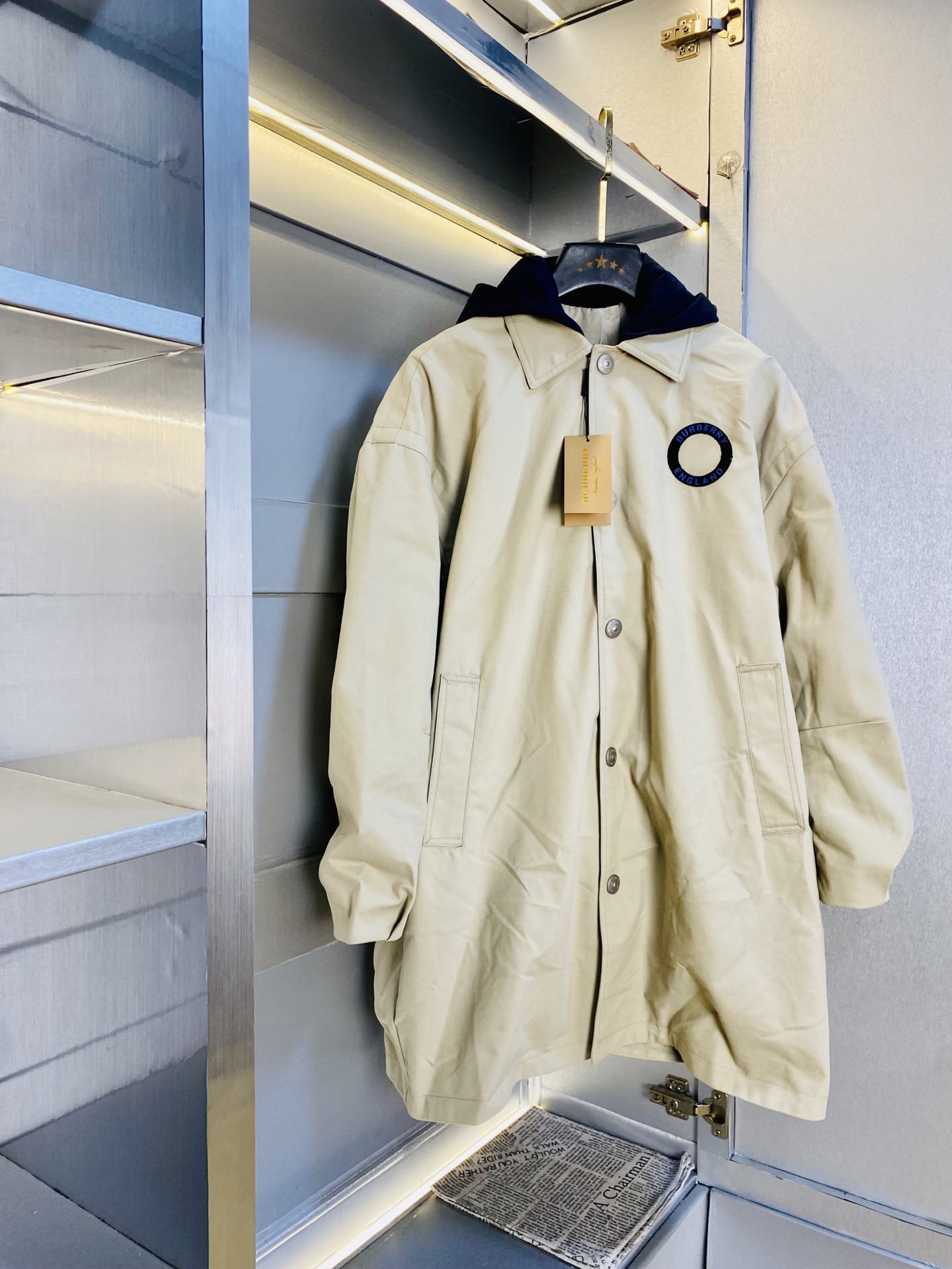 NO:596658,The original item from the official website can wear 230 pounds of Burberry autumn style!  New mid-length coat and windproof jacket. High version and high quality. Original fabric, the same style as Internet celebrity stars. Open mold to customize hardware accessories. Very comfortable. Super versatile and good-looking coat. Non-common version in the market. Compare at will. Quality is absolutely guaranteed. Color pictures. Size M-3XL (175/140 pounds wear M),,burberry,burberry,jackets & coats,jackets & coats,alexander wang19860909官网原单货 可穿230斤巴宝莉Burberry 秋款！新款中长款外套夹克防风衣 高版本高品质 原版面料网红明星同款 开模定制五金辅料 感非常舒服 超级百搭好看的一款外套 非市场普通版本 随意对比 品质绝对保证 颜色图色 尺码M-3XL(175/140斤穿M),,burberry,burberry,jackets & coats,jackets & coats,alexander wang,Men's clothing