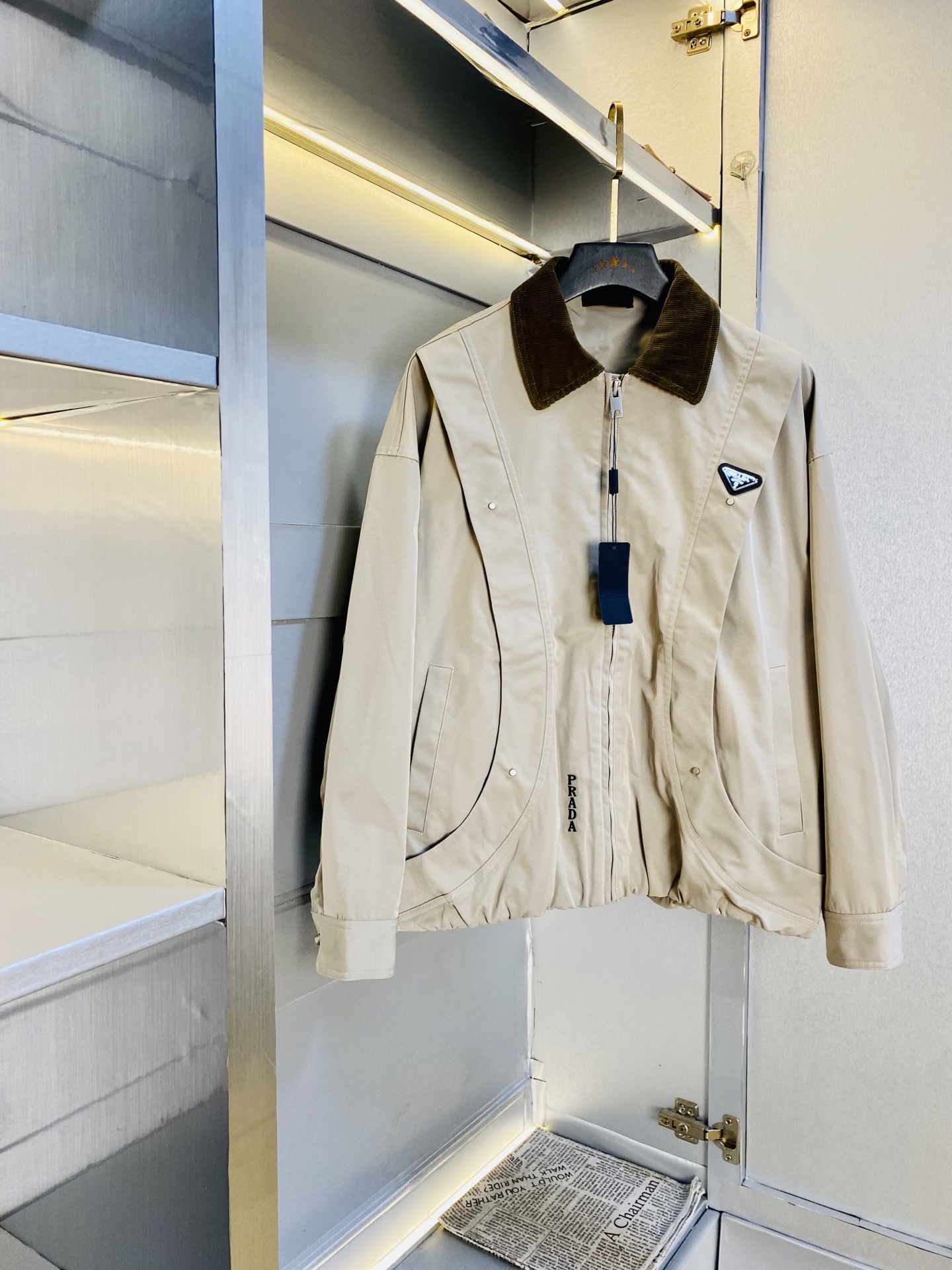 NO:596660,The original item from the official website can wear 240 pounds of Prada Prada autumn style!  New coat, jacket and windproof coat. High version and high quality. Original fabric, the same style as Internet celebrity stars. Customized hardware and accessories. Very comfortable. Super versatile and good-looking coat. Not a common version in the market. Compare at will. Quality is absolutely guaranteed. Color picture and color. Size M-3XL (175/140 pounds wear M),, prada, prada, jackets & coats, jackets & coats, alexander wang19860909官网原单货 可穿240斤普拉达Prada 秋款！新款外套夹克防风衣 高版本高品质 原版面料网红明星同款 开模定制五金辅料 感非常舒服 超级百搭好看的一款外套 非市场普通版本 随意对比 品质绝对保证 颜色图色 尺码M-3XL(175/140斤穿M),,prada,prada,jackets & coats,jackets & coats,alexander wang,Men's clothing